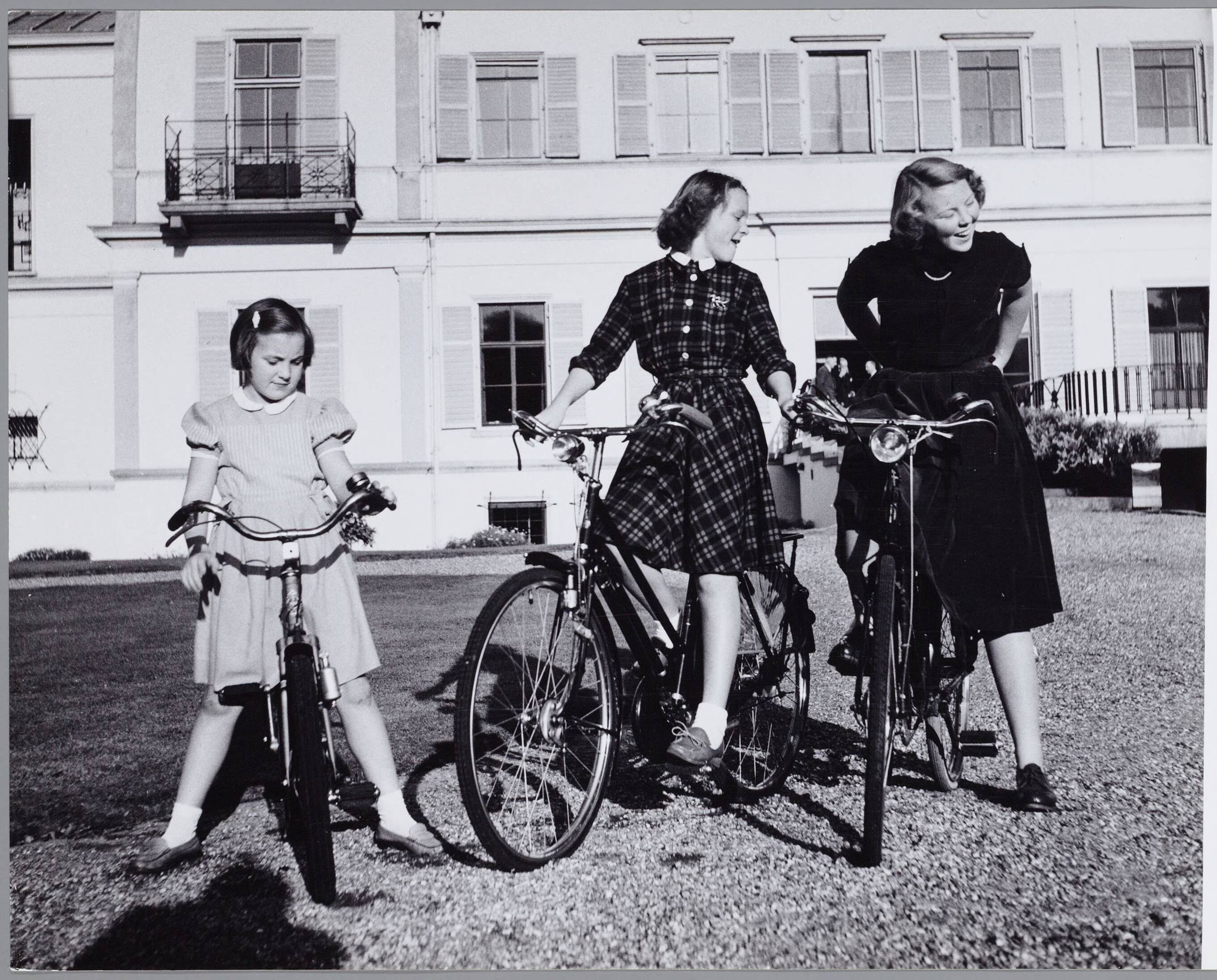 Fotocollectie RVD / Koninklijk Huis — De prinsessen Beatrix, Irene en Margriet op de fiets bij Paleis Soestdijk — Foto: Onbekend / RVD. Licentie: Set B: Rechtenvrij / Publiek Domein. Bron: Nationaal Archief. http://hdl.handle.net/10648/afb0651e-d0b4-102d-bcf8-003048976d84