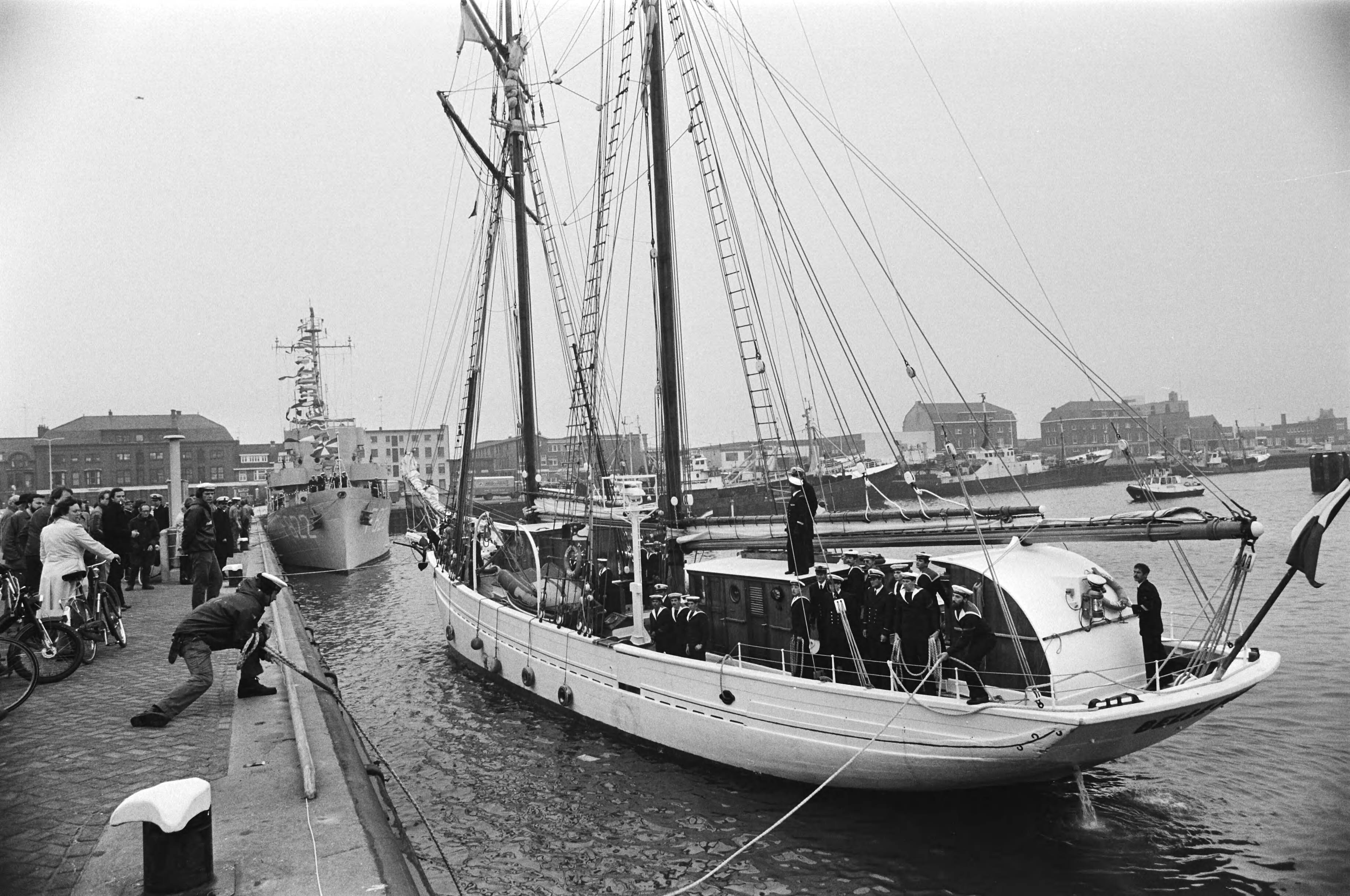 Fotocollectie Anefo — Franse zeilschepen La Belle Poule (rechts) en LEtoite in Scheveningen in verband met "Scheveningen 75 jaar havens" — Foto: Suyk, Koen / Anefo. Licentie: Set B: Rechtenvrij / Publiek Domein. Bron: Nationaal Archief. http://hdl.handle.net/10648/acc9f3a6-d0b4-102d-bcf8-003048976d84