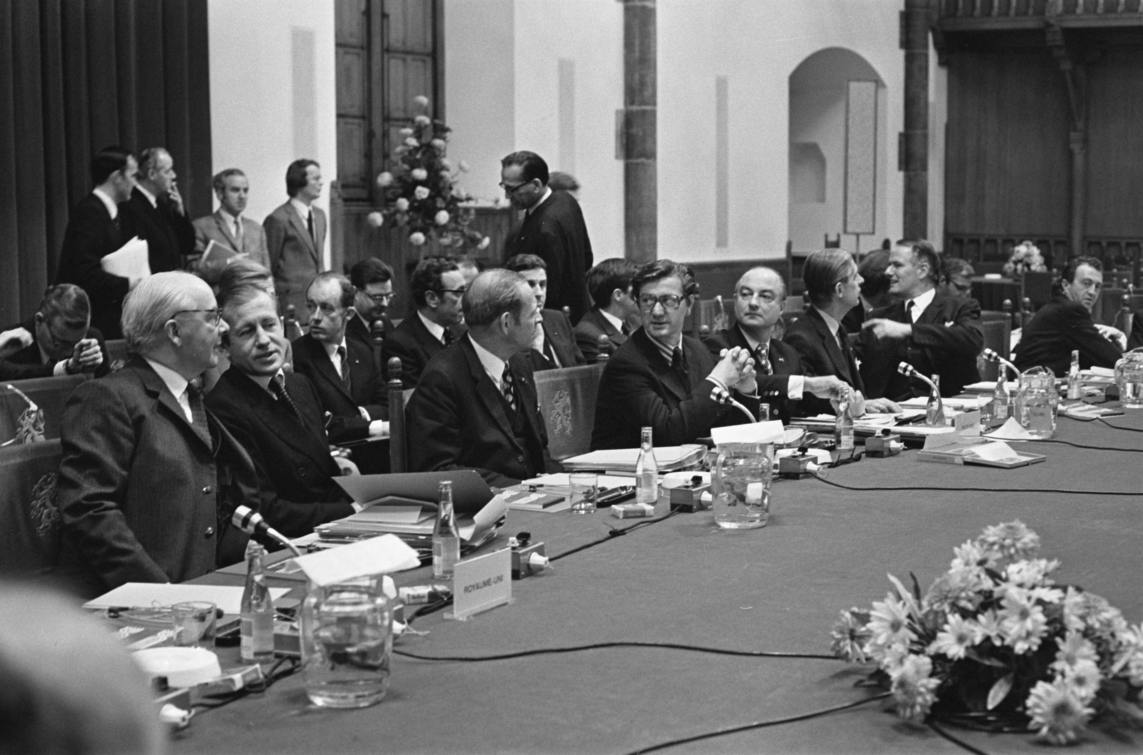 Fotocollectie Anefo — Conferentie van Ministers van Buitenlandse Zaken van EEG-landen in Den Haag , Ridderzaal, deel van vergadertafel — Foto: Mieremet, Rob / Anefo. Licentie: Set B: Rechtenvrij / Publiek Domein. Bron: Nationaal Archief. http://hdl.handle.net/10648/abfe7b90-d0b4-102d-bcf8-003048976d84