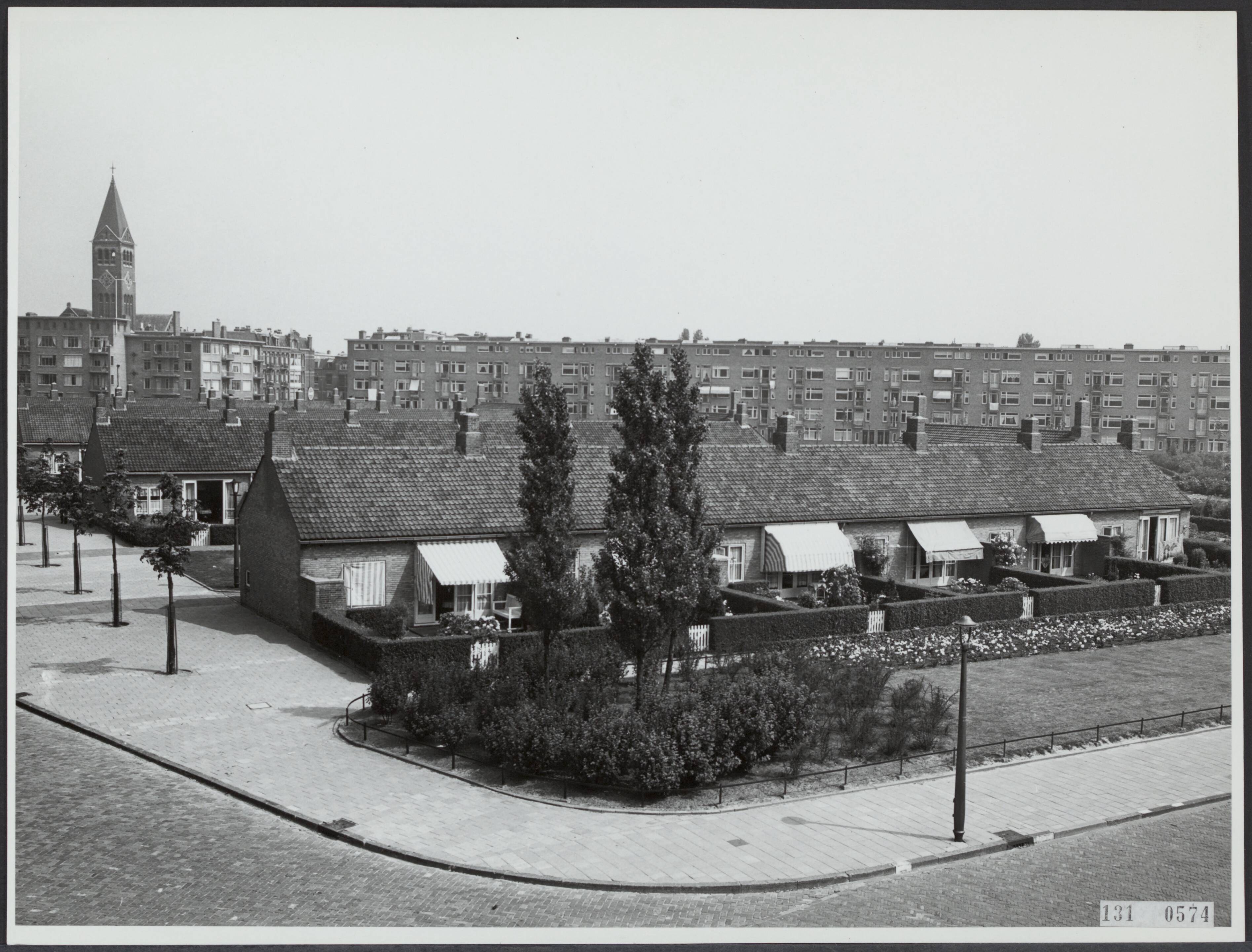 Fotocollectie Rijksvoorlichtingsdienst Eigen — Amsterdam. Bos en Lommer. Hofwijckstraat. Arch. ir. C. Wegener Sleeswijk — Foto: Gemeente Amsterdam. Licentie: Set B: Rechtenvrij / Publiek Domein. Bron: Nationaal Archief. http://hdl.handle.net/10648/af4fb91c-d0b4-102d-bcf8-003048976d84