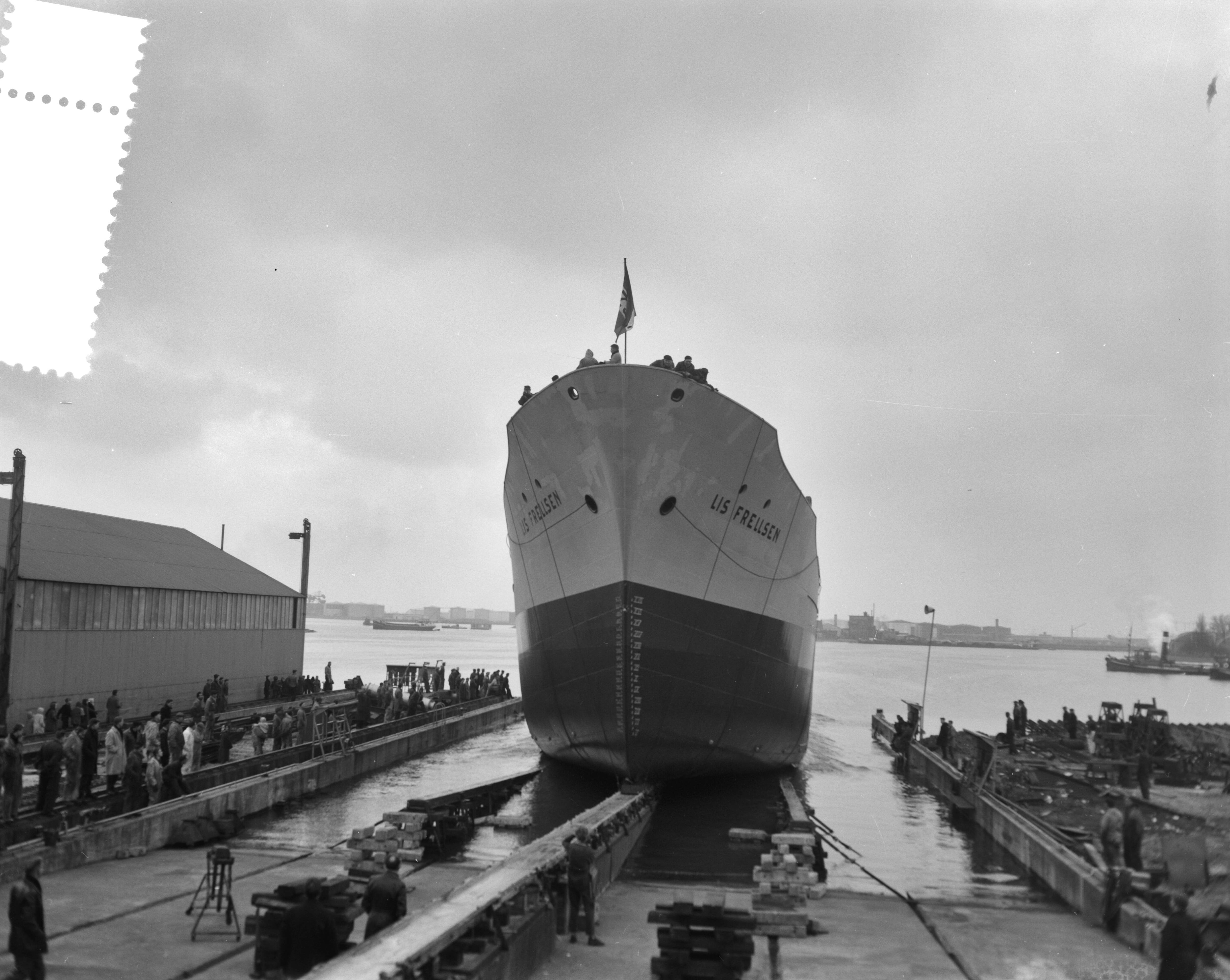 Fotocollectie Anefo — Tewaterlating m.s. "Lis Frellsen" bij de Zaanlandse Scheepbouw Maatschappij — Foto: Bilsen, Joop van / Anefo. Licentie: Set B: Rechtenvrij / Publiek Domein. Bron: Nationaal Archief. http://hdl.handle.net/10648/a9fb19ca-d0b4-102d-bcf8-003048976d84