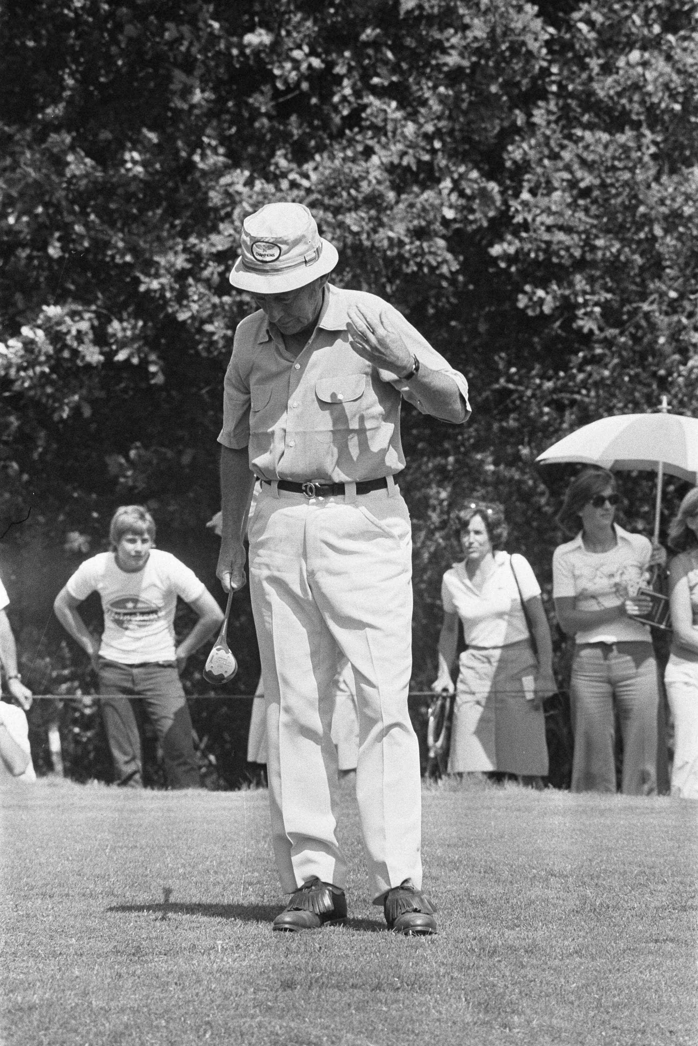 Bing Crosby en Pieter van Vollenhoven spelen in het American Express Pro-Am golftoernooi — Bing Crosby in aktie — Foto: Verhoeff, Bert / Anefo. Licentie: Set B: Rechtenvrij / Publiek Domein. Bron: Nationaal Archief. http://hdl.handle.net/10648/ac6f1fa8-d0b4-102d-bcf8-003048976d84