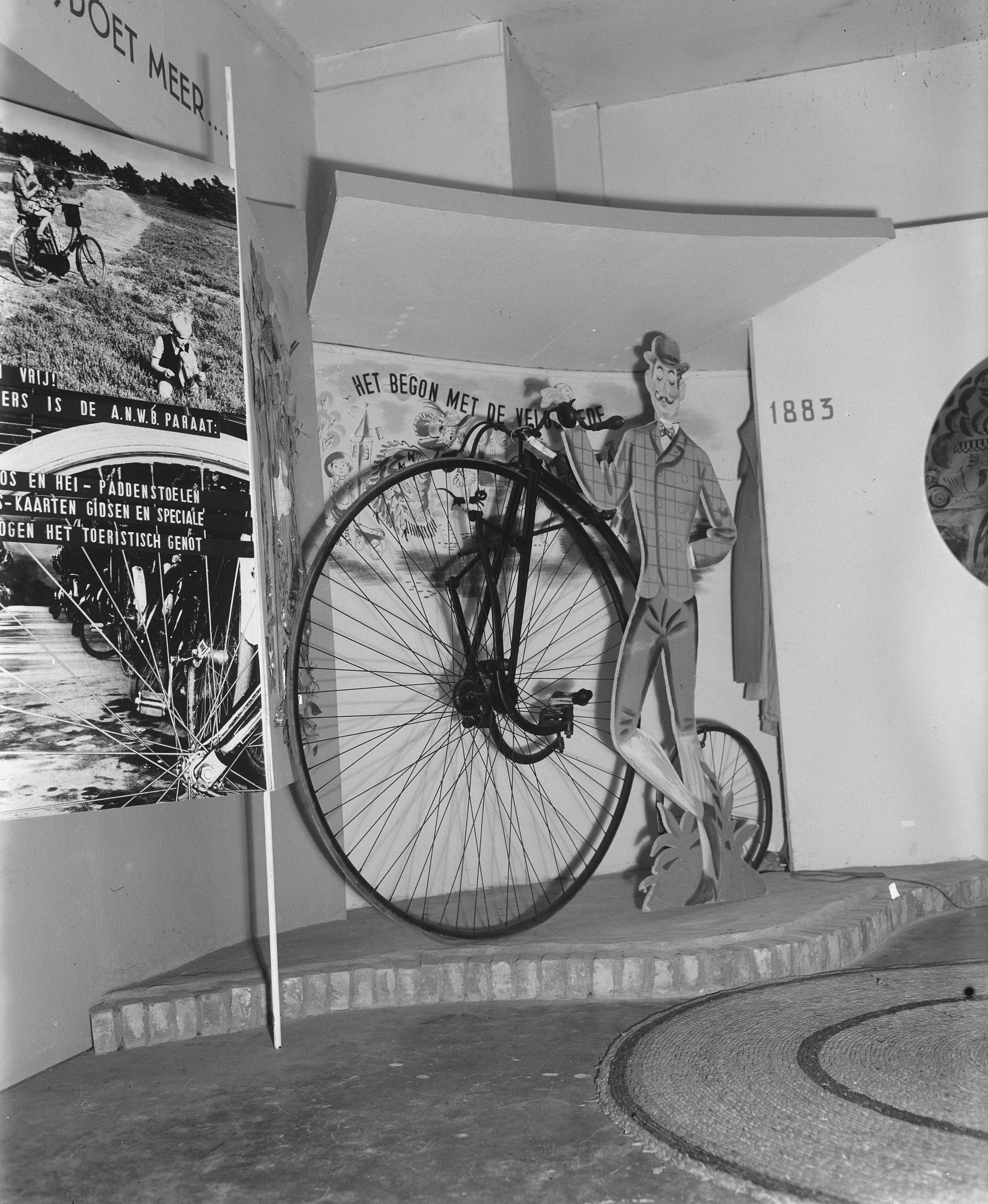 Fotocollectie Anefo — Jaarbeurs te Utrecht. Stand met Fiets uit 1883 — Foto: Merk, Ben / Anefo. Licentie: Set B: Rechtenvrij / Publiek Domein. Bron: Nationaal Archief. http://hdl.handle.net/10648/a8bce304-d0b4-102d-bcf8-003048976d84