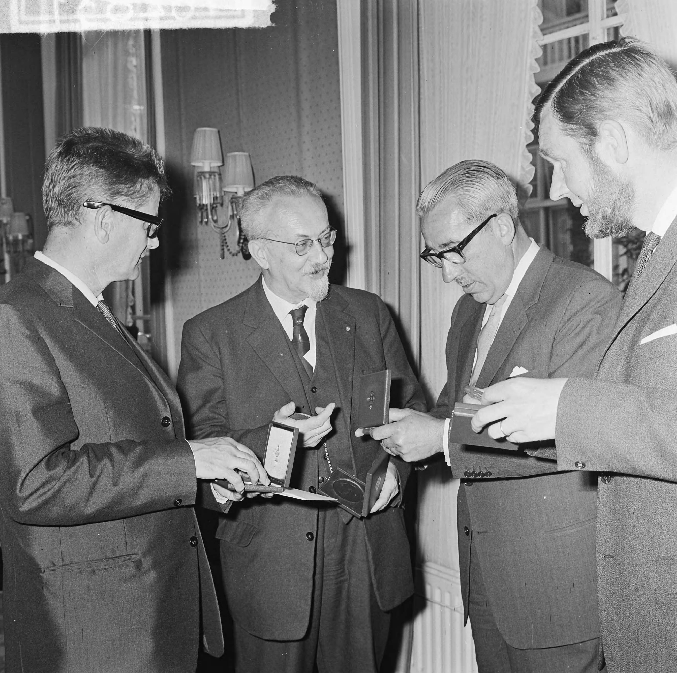 Fotocollectie Anefo — ANWB-prijzen voor publicistische prestaties te Den Haag na de prijsuitreiking Cas Oorthuys , de vader van schrijver Alfred Kossman , Leonard Huizinga en Hattum — Foto: Koch, Eric / Anefo. Licentie: Set B: Rechtenvrij / Publiek Domein. Bron: Nationaal Archief. http://hdl.handle.net/10648/aa6aeb10-d0b4-102d-bcf8-003048976d84
