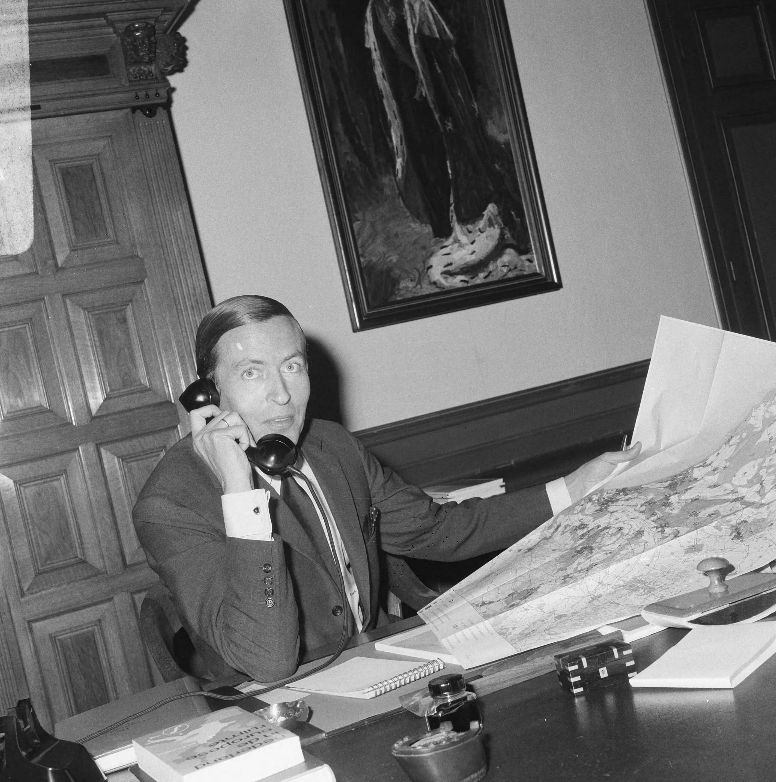 Prins Claus in zijn werkkamer op kasteel Drakensteyn — Drakensteyn|Baarn|prinsen |kastelen |interieurs|Claus, prins|Utrecht (prov) — Foto: Kroon, Ron / Anefo. Licentie: Set B: Rechtenvrij / Publiek Domein. Bron: Nationaal Archief. http://hdl.handle.net/10648/ab011400-d0b4-102d-bcf8-003048976d84