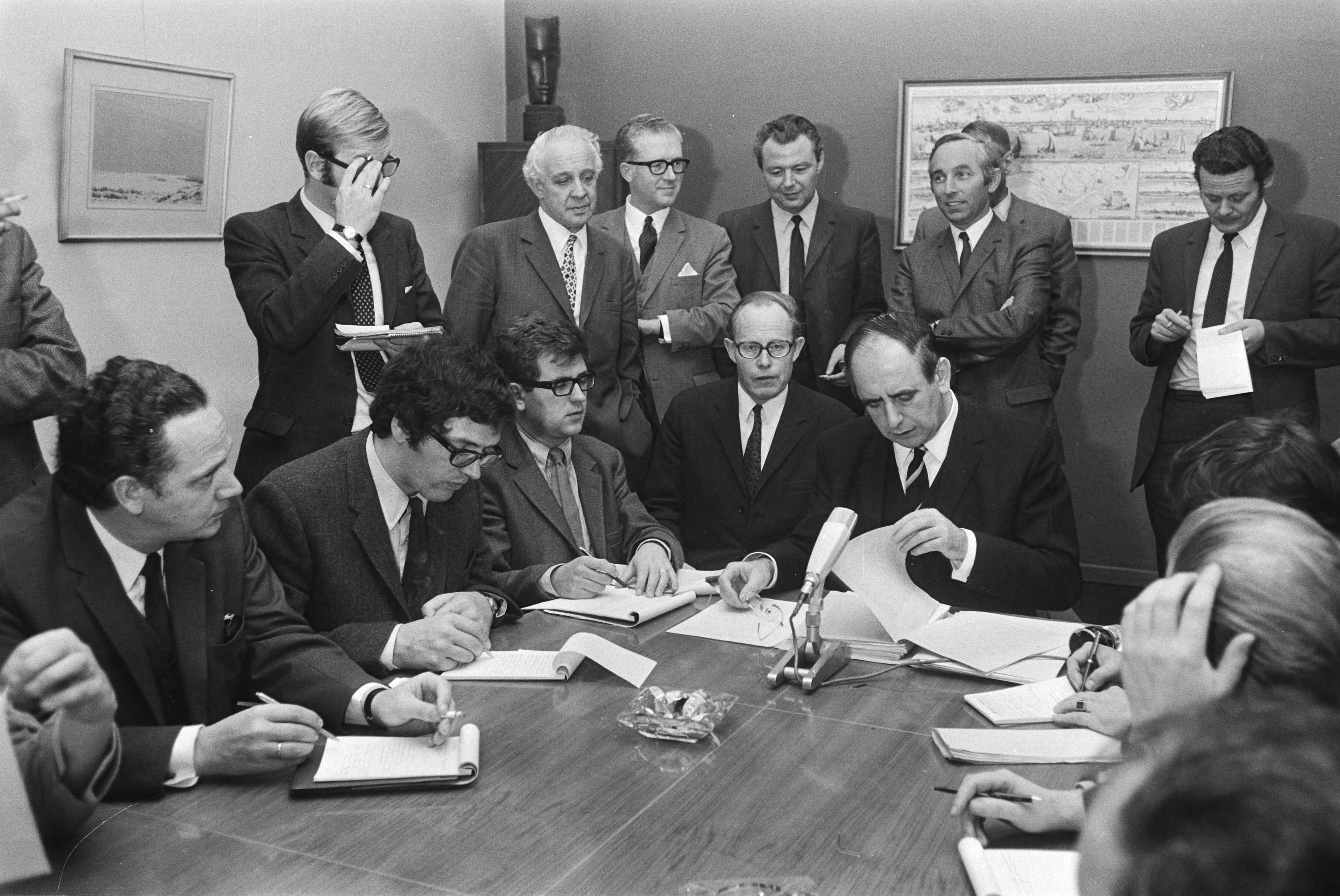 Fotocollectie Anefo — Loonoverleg in SER-gebouw, Den Haag — Foto: Koch, Eric / Anefo. Licentie: Set B: Rechtenvrij / Publiek Domein. Bron: Nationaal Archief. http://hdl.handle.net/10648/abaa8814-d0b4-102d-bcf8-003048976d84