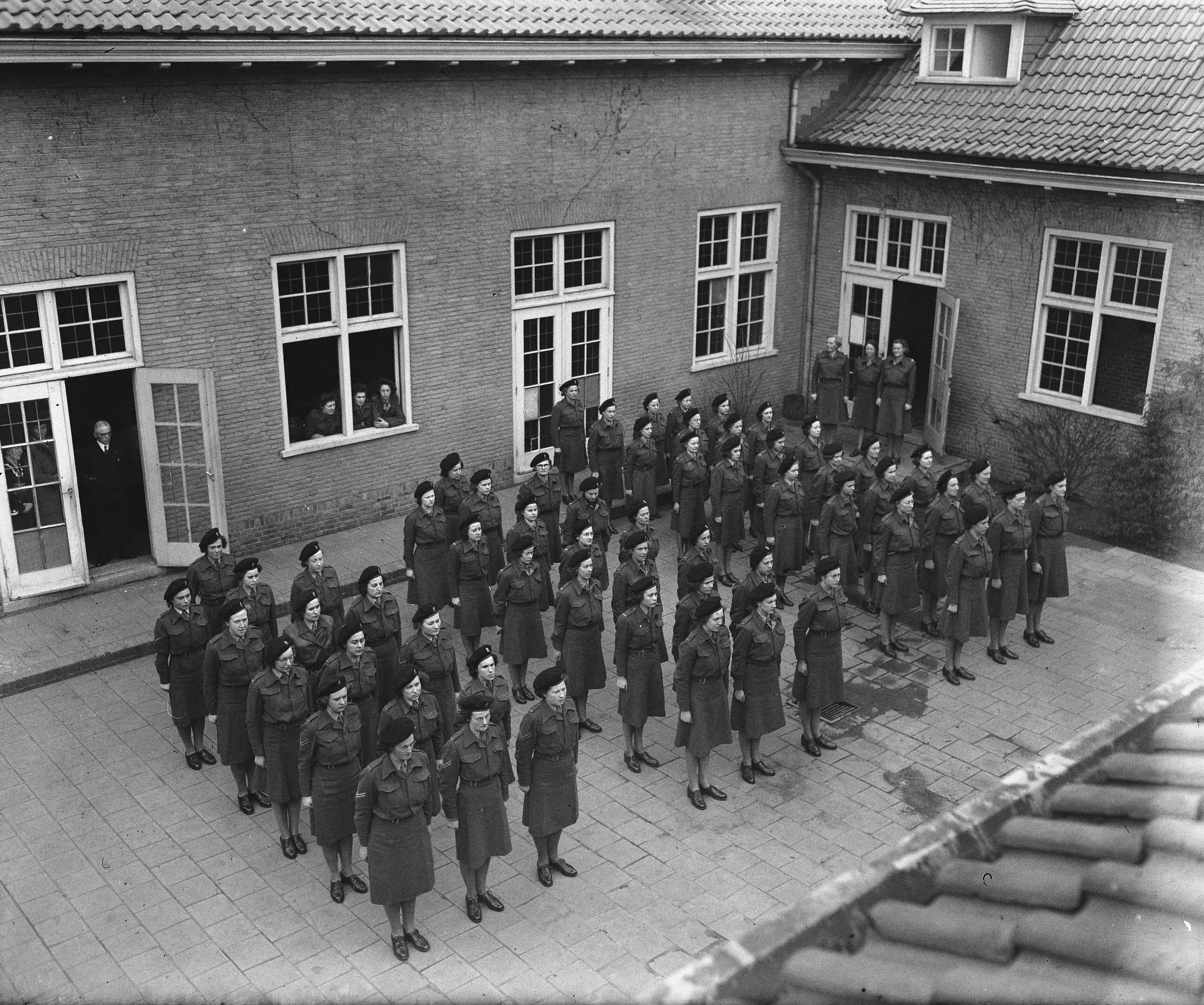Beëdiging Vrouwen Hulpkorps (VHK) te Breda — Foto: Zeylemaker, Co / Anefo. — Licentie: Set B: Rechtenvrij / Publiek Domein. Bron: Nationaal Archief. http://hdl.handle.net/10648/a8a645d6-d0b4-102d-bcf8-003048976d84
