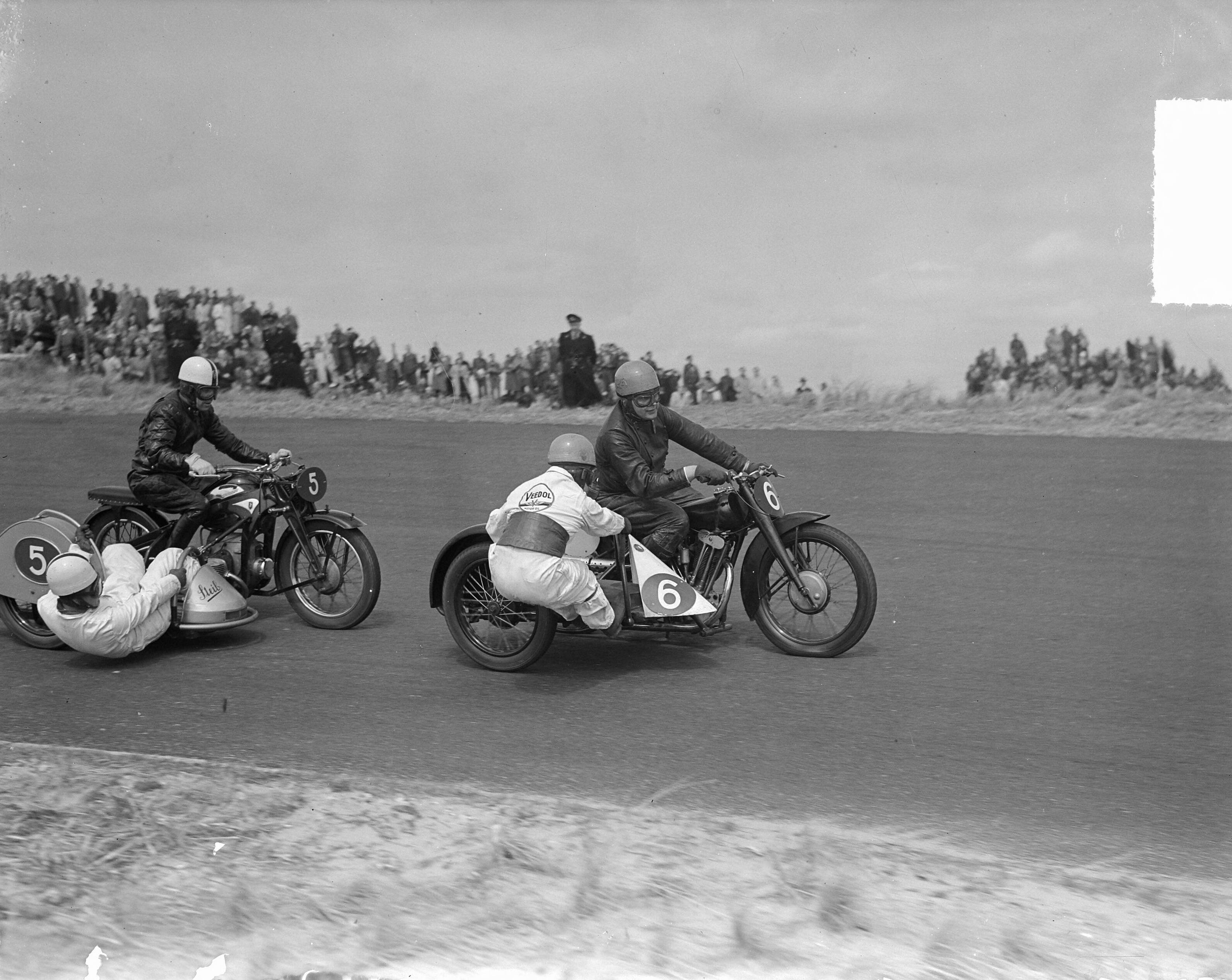 Fotocollectie Anefo — Motorraces Zandvoort zijspan 5 Rooyen-Bruyer — Foto: Noske, J.D. / Anefo. Licentie: Set B: Rechtenvrij / Publiek Domein. Bron: Nationaal Archief. http://hdl.handle.net/10648/a8c77652-d0b4-102d-bcf8-003048976d84