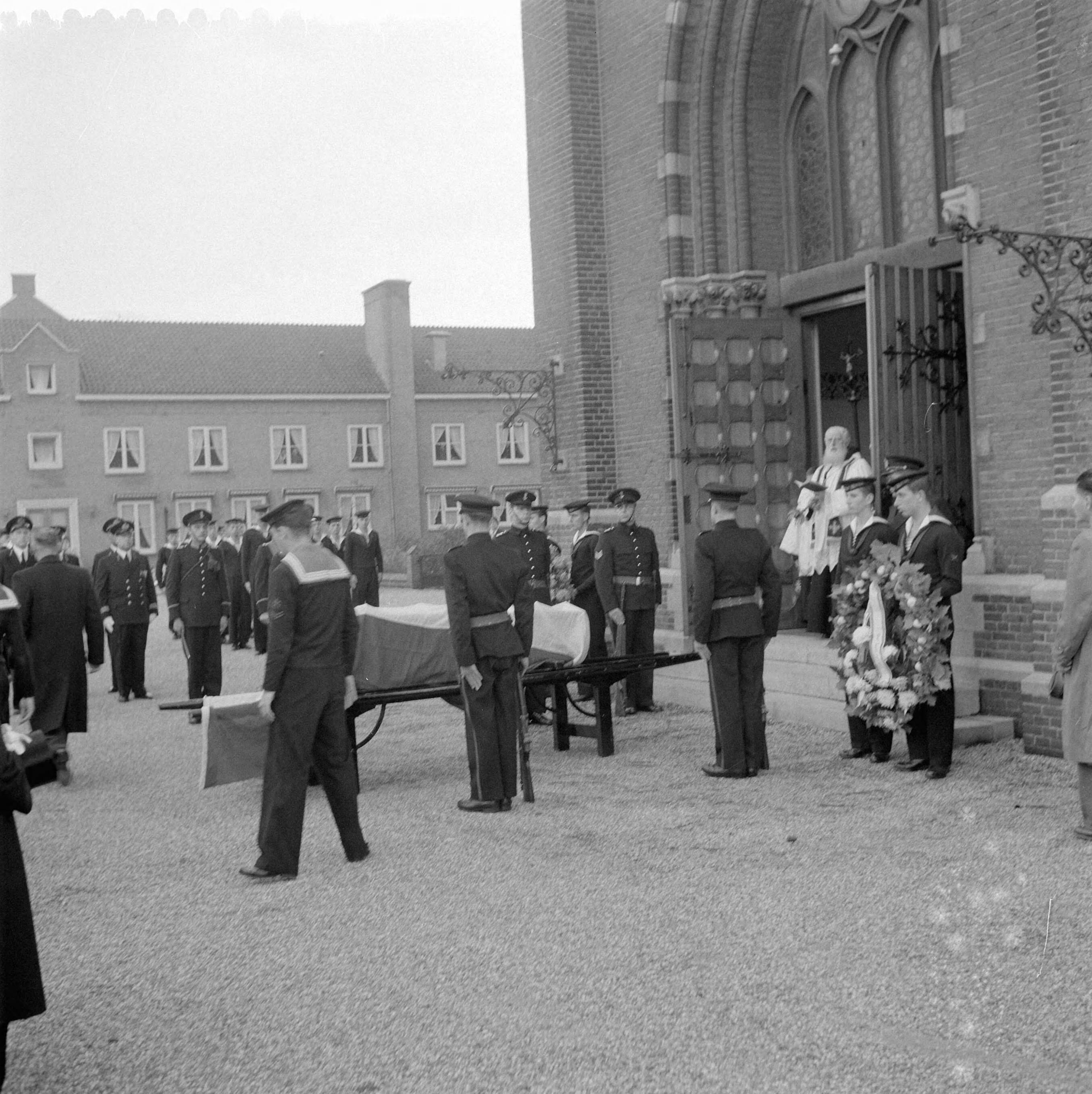 Fotocollectie Anefo — Marvobegrafenis J. O. S. van der Hoeven te Rijswijk — Foto: Rossem, Wim van / Anefo. Licentie: Set B: Rechtenvrij / Publiek Domein. Bron: Nationaal Archief. http://hdl.handle.net/10648/a96b5b82-d0b4-102d-bcf8-003048976d84
