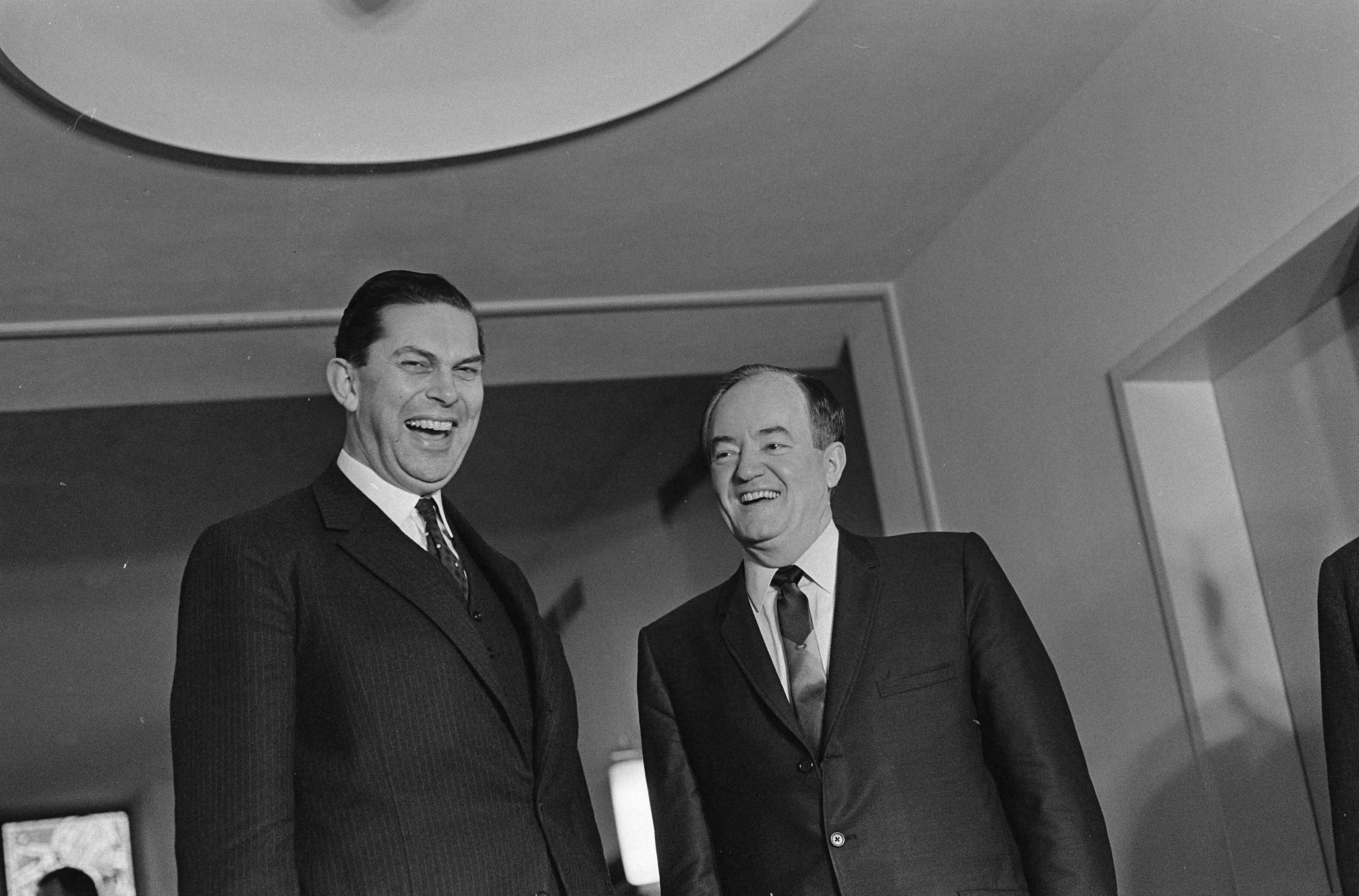 Fotocollectie Anefo — Vice president Humphrey en Minister Luns bespreken politieke situatie Den Haag , Humphrey en Biesheuvel — Foto: Kroon, Ron / Anefo. Licentie: Set B: Rechtenvrij / Publiek Domein. Bron: Nationaal Archief. http://hdl.handle.net/10648/ab13f87c-d0b4-102d-bcf8-003048976d84