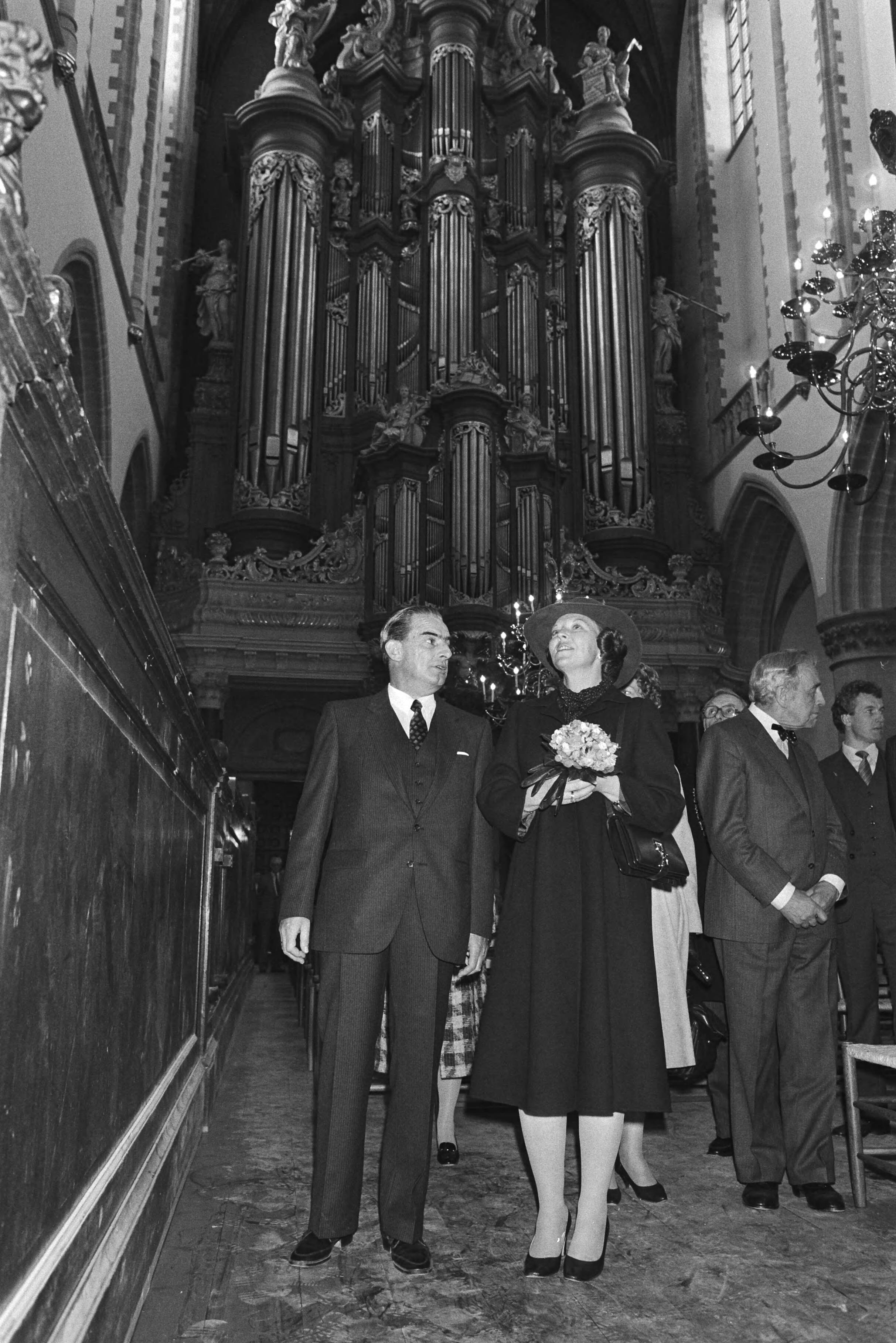 Koningin Beatrix bezoekt Haarlem en onthult het beeldje "Tante Jans", dat verwijst naar het behoud van de wijk het Rozenprieel — Hare Majesteit bezoekt Haarlem — Foto: Croes, Rob C. / Anefo. Licentie: Set B: Rechtenvrij / Publiek Domein. Bron: Nationaal Archief. http://hdl.handle.net/10648/ad27b6da-d0b4-102d-bcf8-003048976d84