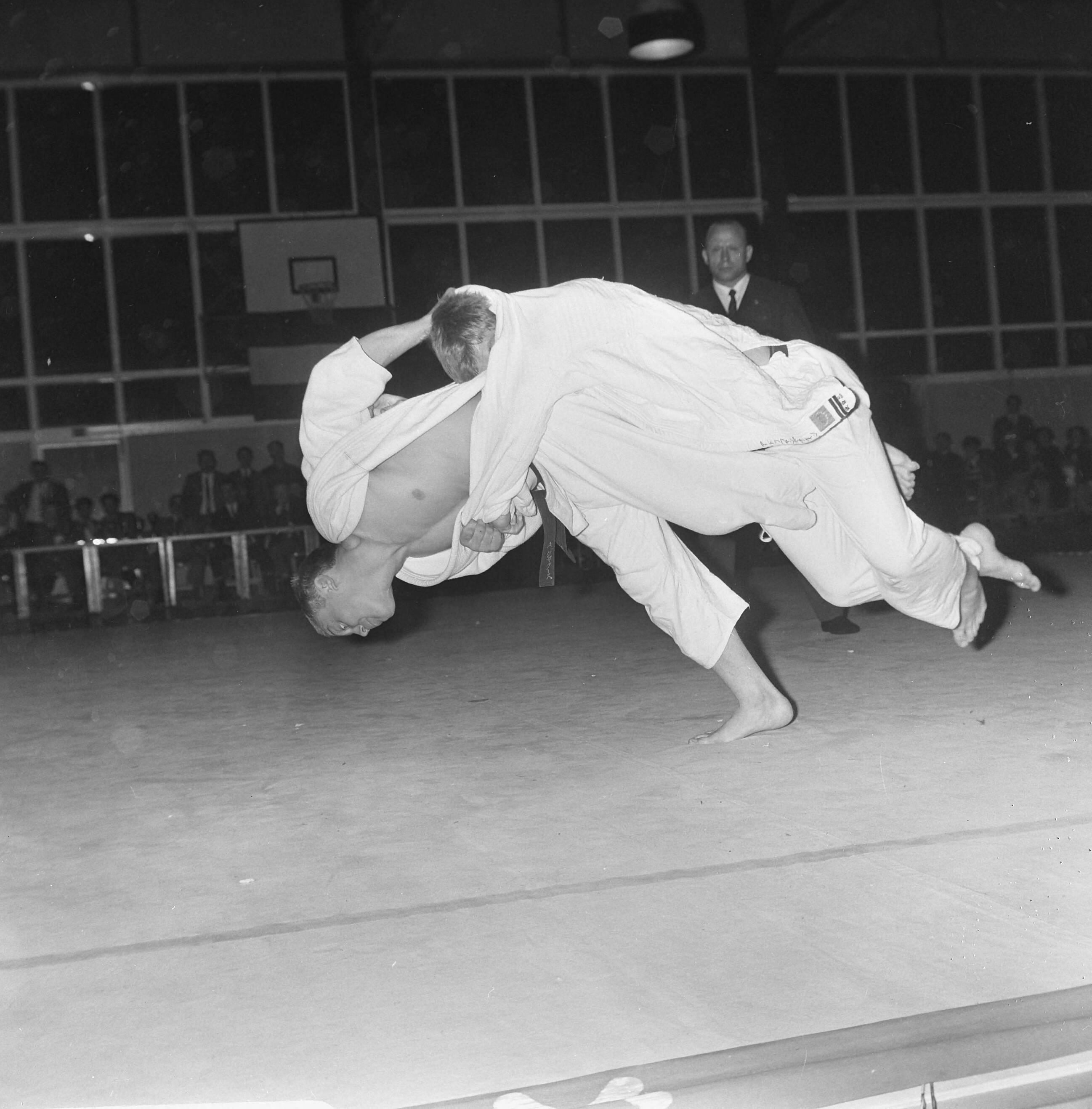 Fotocollectie Anefo — Judo, Nederland tegen Engeland te Den Haag — Foto: Koch, Eric / Anefo. Licentie: Set B: Rechtenvrij / Publiek Domein. Bron: Nationaal Archief. http://hdl.handle.net/10648/ab134260-d0b4-102d-bcf8-003048976d84