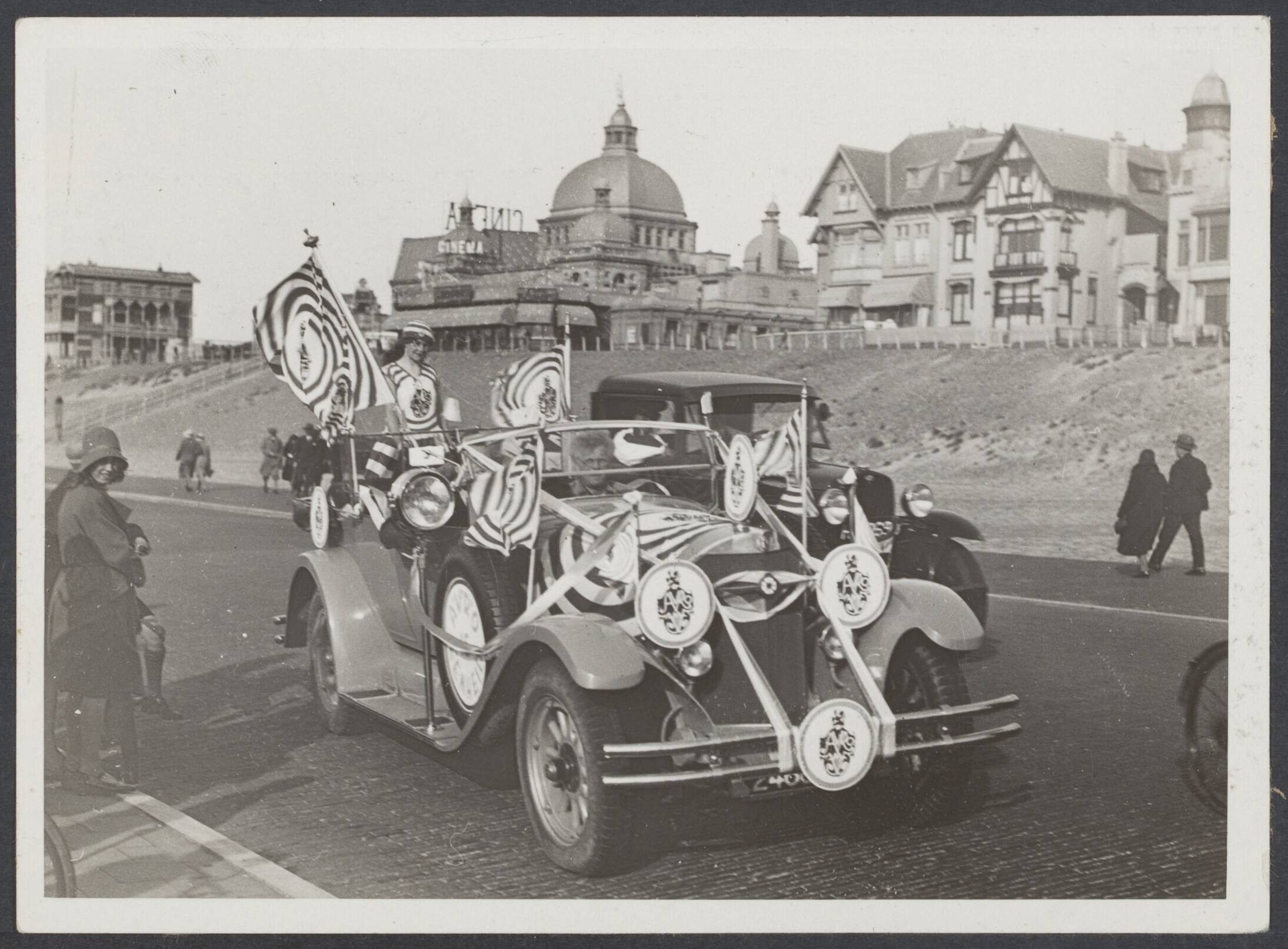 AVRO (Algemene Vereniging Radio Omroep). Bijzondere gebeurtenissen - Nederland — Geen bijschrift [Propaganda-auto van de AVRO op boulevard van Scheveningen] — Foto: Onbekend / Publiek Domein of Rechtenvrij. Licentie: Set B: Rechtenvrij / Publiek Domein. Bron: Nationaal Archief. http://hdl.handle.net/10648/e4971bea-b604-aca4-c047-cde823c1d94c