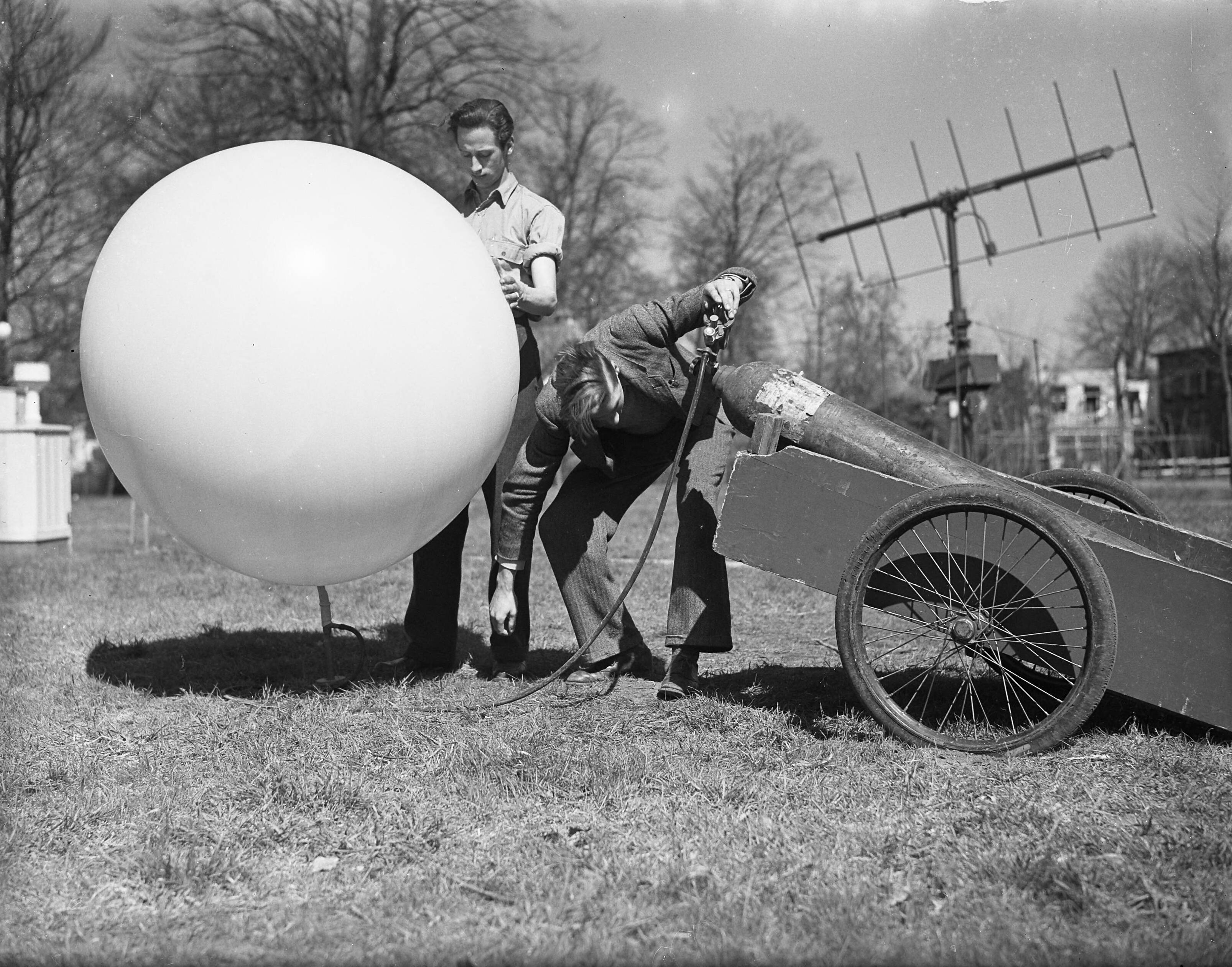 Fotocollectie Anefo — Nieuwe Weerwaarneming KNMI De Bilt — Foto: Noske, J.D. / Anefo. Licentie: Set B: Rechtenvrij / Publiek Domein. Bron: Nationaal Archief. http://hdl.handle.net/10648/a8a75f52-d0b4-102d-bcf8-003048976d84