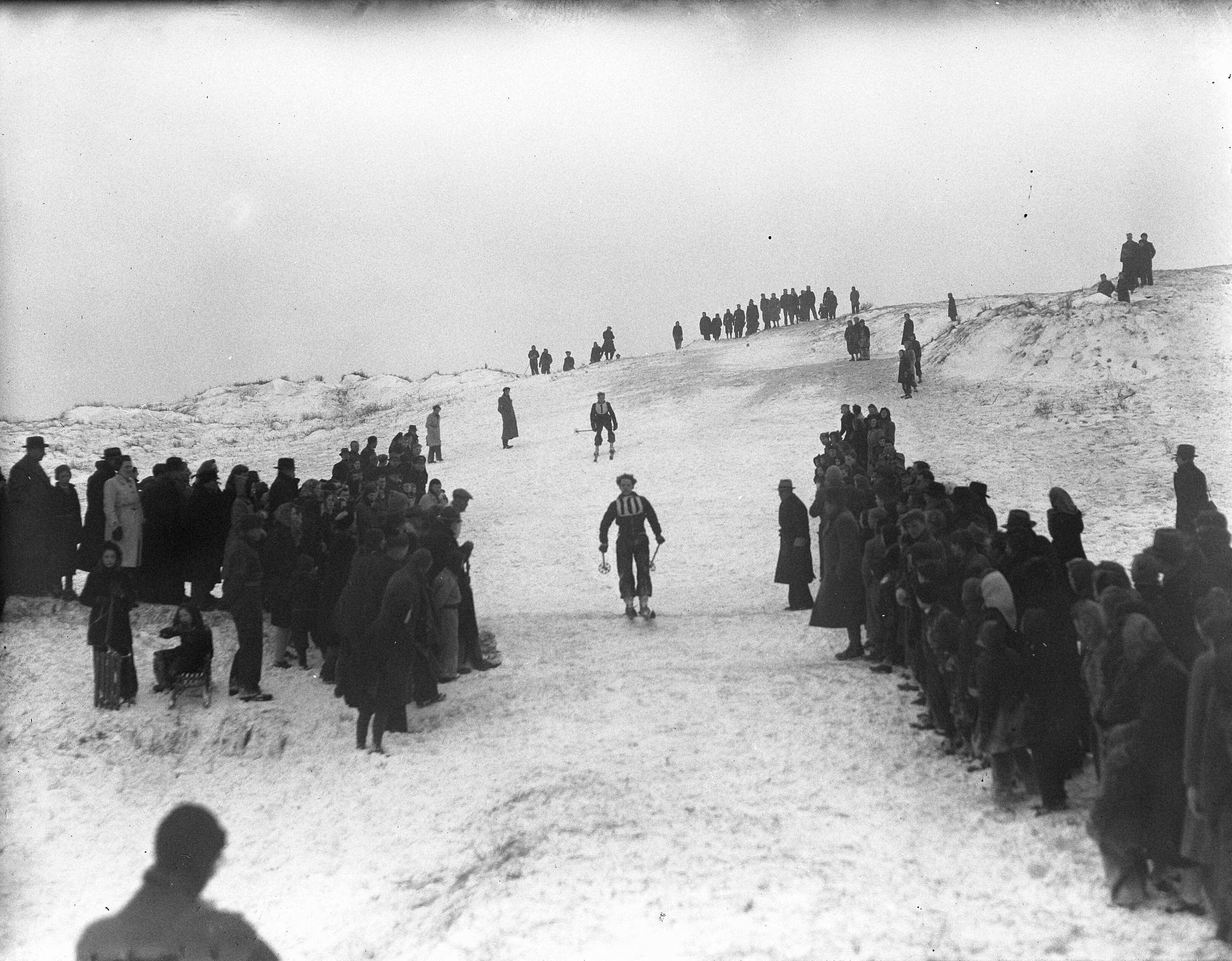 Fotocollectie Anefo — Zandvoort als wintersportplaats — Foto: Zeylemaker, Co / Anefo. Licentie: Set B: Rechtenvrij / Publiek Domein. Bron: Nationaal Archief. http://hdl.handle.net/10648/a8a51012-d0b4-102d-bcf8-003048976d84