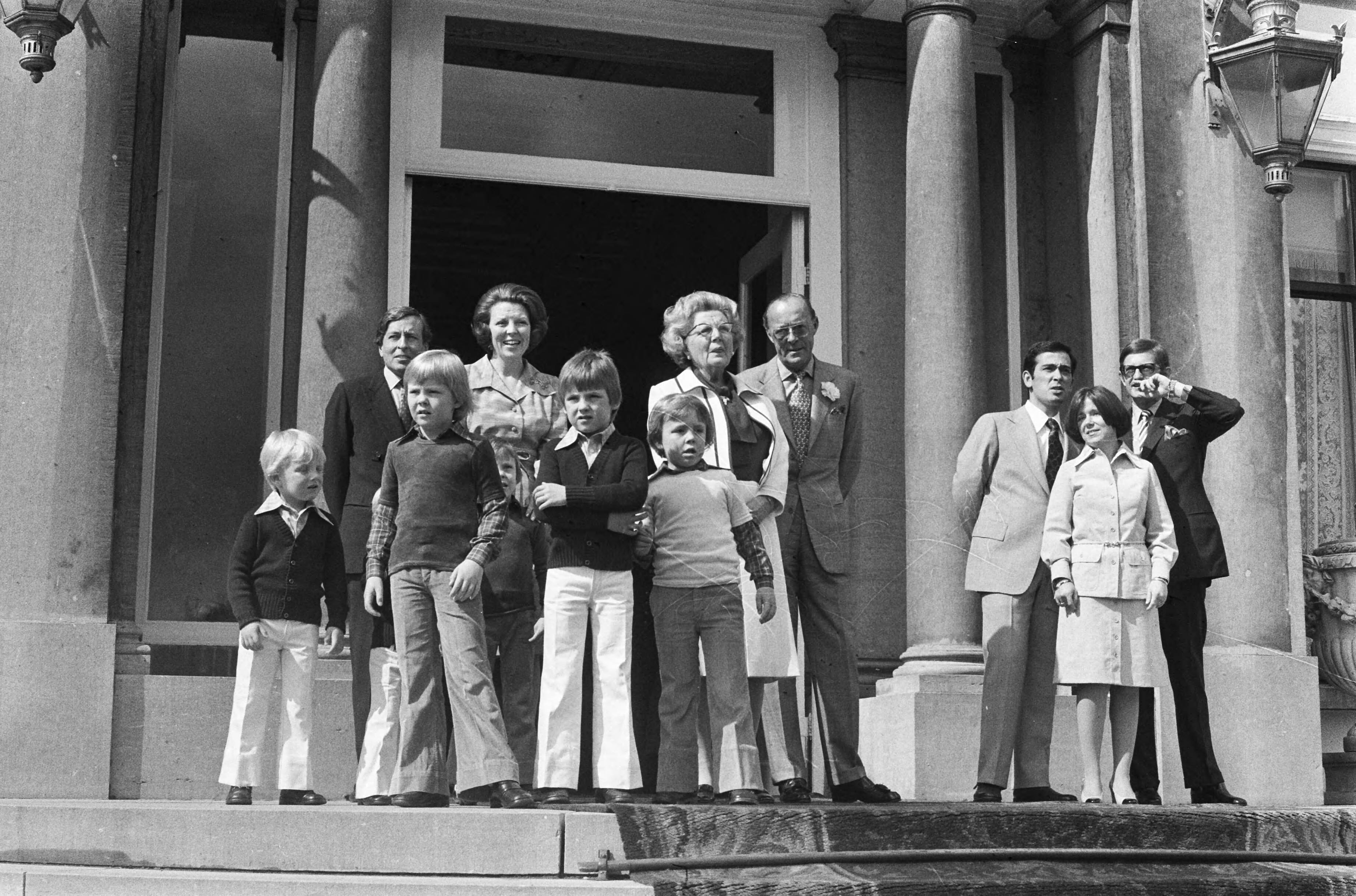 Defilé Paleis Soestdijk — Leden van de koninklijke familie op het bordes — Foto: Verhoeff, Bert / Anefo. Licentie: Set B: Rechtenvrij / Publiek Domein. Bron: Nationaal Archief. http://hdl.handle.net/10648/ac67a872-d0b4-102d-bcf8-003048976d84