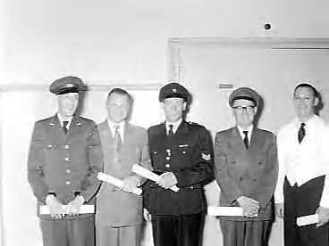 Fotocollectie Anefo — Vijf vriendelijkste mensen van Nederland. Winnaars Vriendelijkheidsactie Zomer 1957. Huldiging in hotel Krasnapolsky te Amsterdam. V.l.n.r. B. Elzer buschauffeur uit Groningen, G. Klaassen , postbeambte uit Utrecht, J. van de Mars politieagent uit Utrecht, Jan Beumer taxi-chauffeur uit Utrecht en Vico Willemsen ober uit Amsterdam — Foto: Noske, J.D. / Anefo. Licentie: Set B: Rechtenvrij / Publiek Domein. Bron: Nationaal Archief. http://hdl.handle.net/10648/a9661b04-d0b4-102d-bcf8-003048976d84