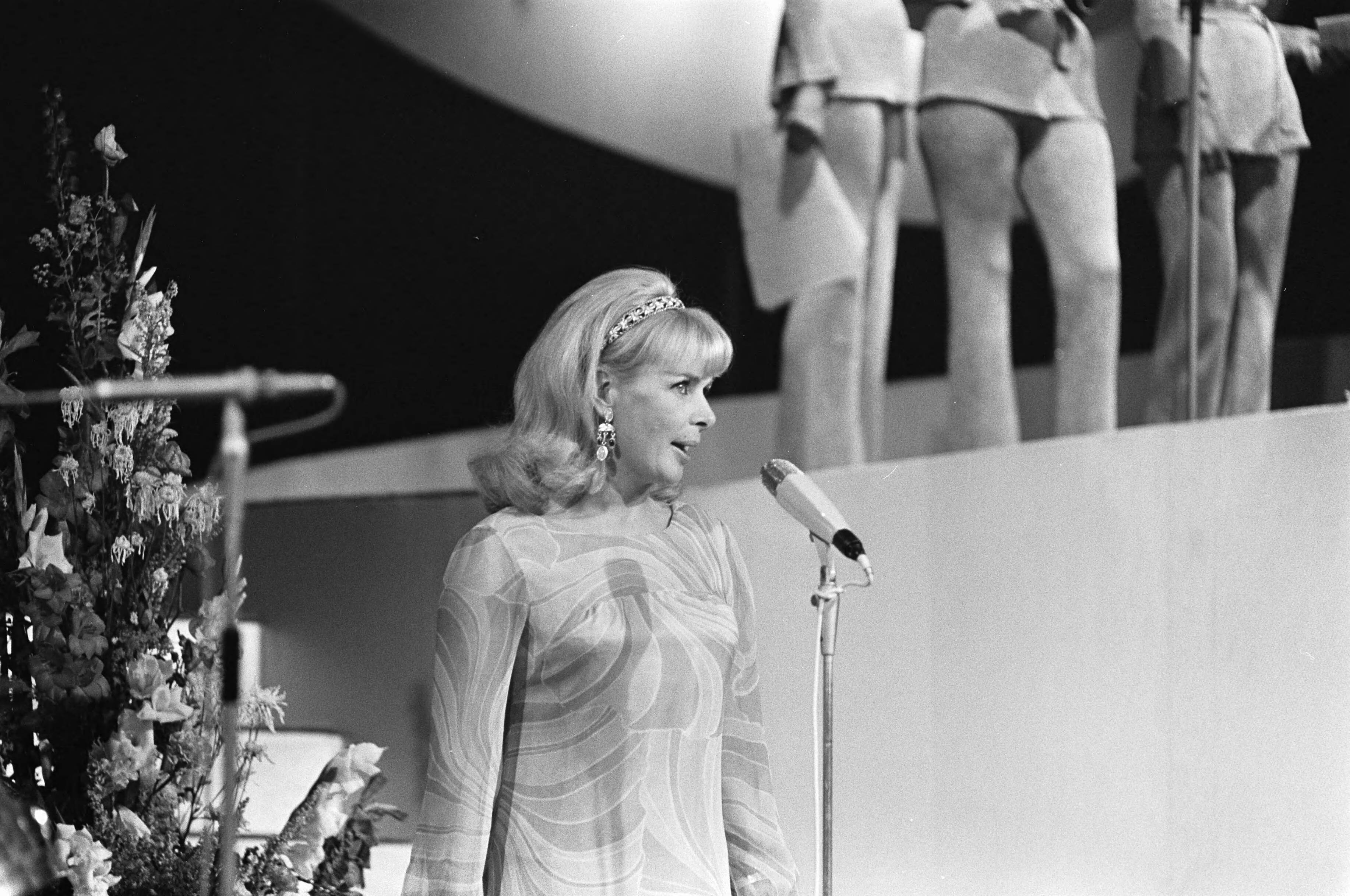 Singing Europe 1969, de finale in Scheveningen — Presentatrice Jacqueline Huet (Frankrijk) — Foto: Fotograaf Onbekend / Anefo. Licentie: Set B: Rechtenvrij / Publiek Domein. Bron: Nationaal Archief. http://hdl.handle.net/10648/ab723f22-d0b4-102d-bcf8-003048976d84