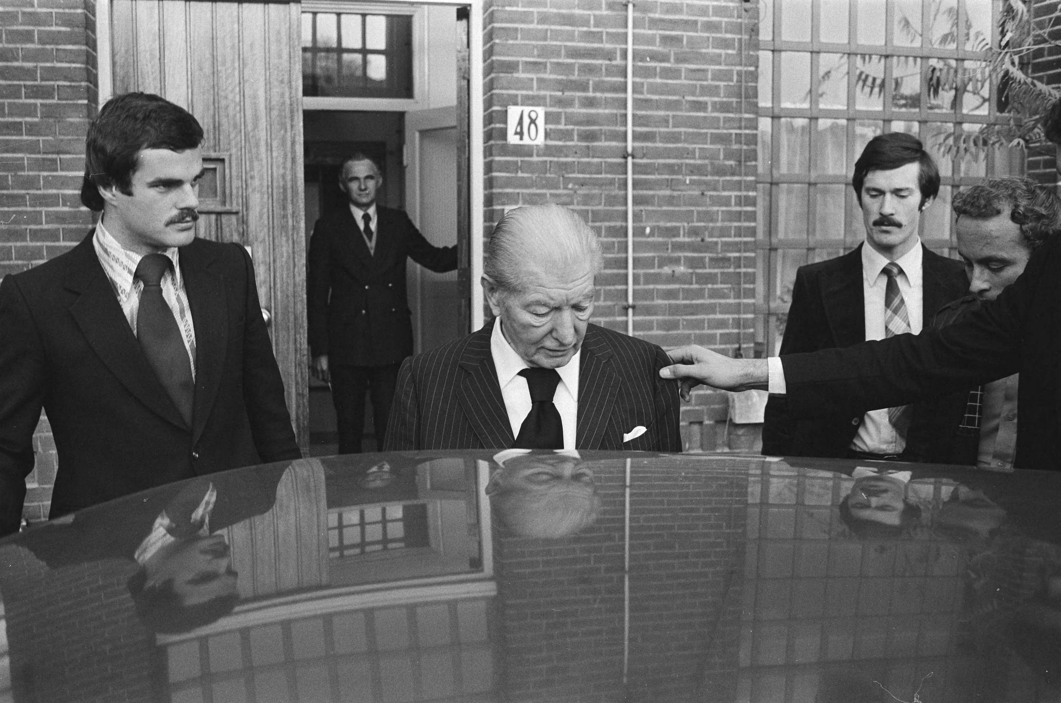 Fotocollectie Anefo — Voortzetting Menten-proces ( Den Haag ); Menten verlaat gevangenis Scheveningen (bij auto) — Foto: Verhoeff, Bert / Anefo. Licentie: Set B: Rechtenvrij / Publiek Domein. Bron: Nationaal Archief. http://hdl.handle.net/10648/acbfde48-d0b4-102d-bcf8-003048976d84