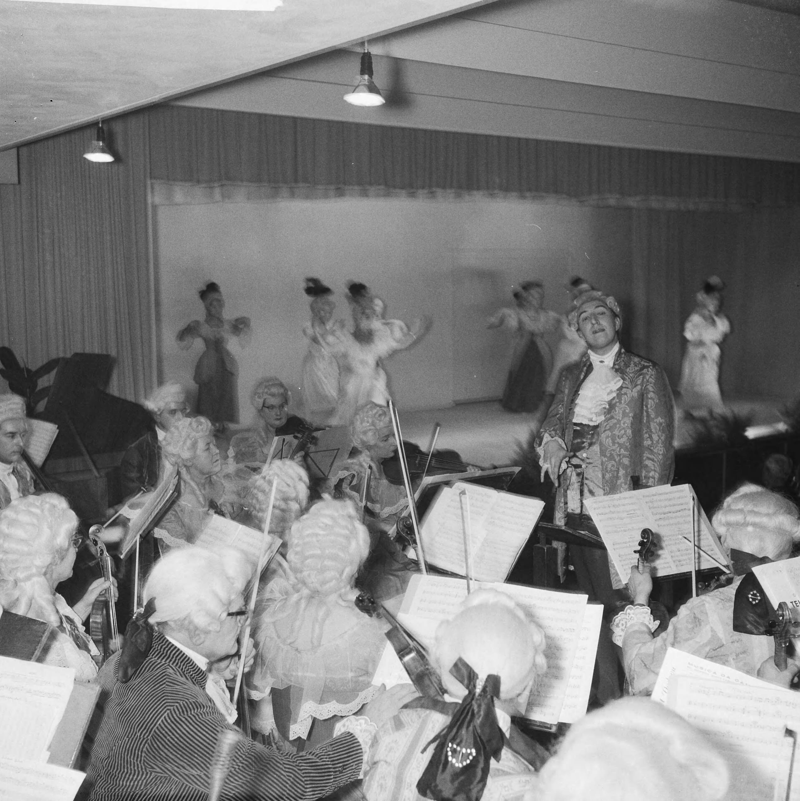 Fotocollectie Anefo — Uitvoering van "Die Haerlemsche Musyckkamer" — Foto: Nijs, Jac. de / Anefo. Licentie: Set B: Rechtenvrij / Publiek Domein. Bron: Nationaal Archief. http://hdl.handle.net/10648/a9ec7578-d0b4-102d-bcf8-003048976d84