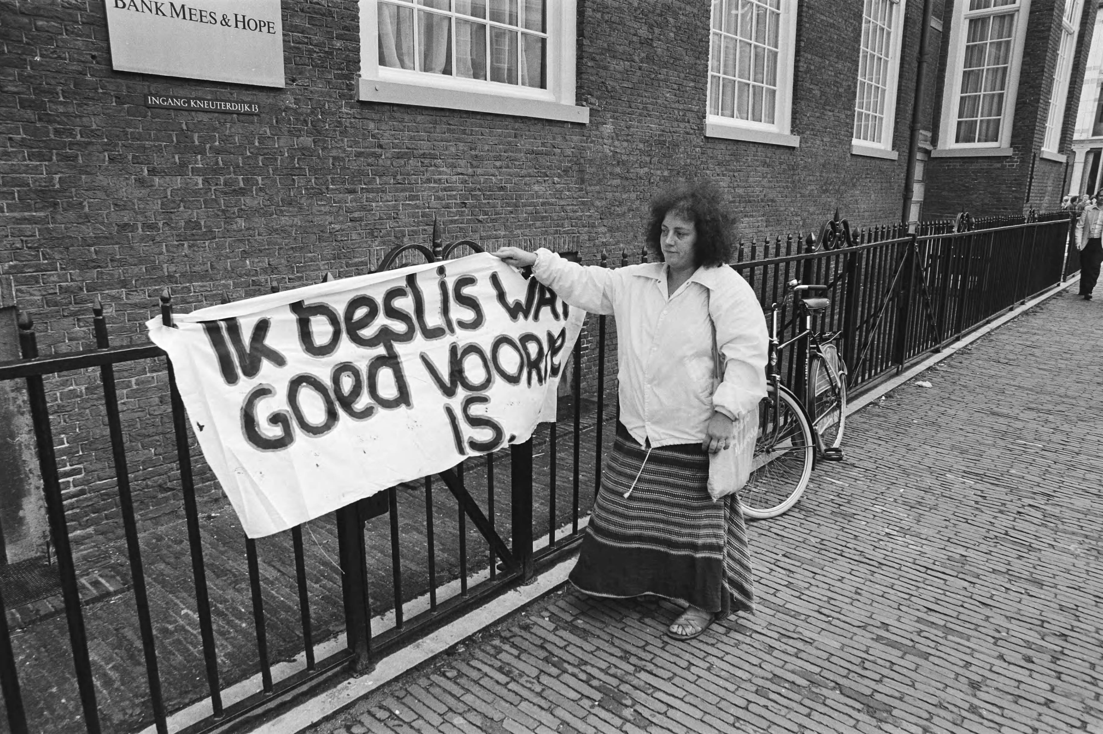 Demonstratie tegen abortus in Den Haag in kader van Nationale Dag voor het ongeboren kind — Een vrouwelijke demonstrant — Foto: Antonisse, Marcel / Anefo. Licentie: Set B: Rechtenvrij / Publiek Domein. Bron: Nationaal Archief. http://hdl.handle.net/10648/ace69cb8-d0b4-102d-bcf8-003048976d84