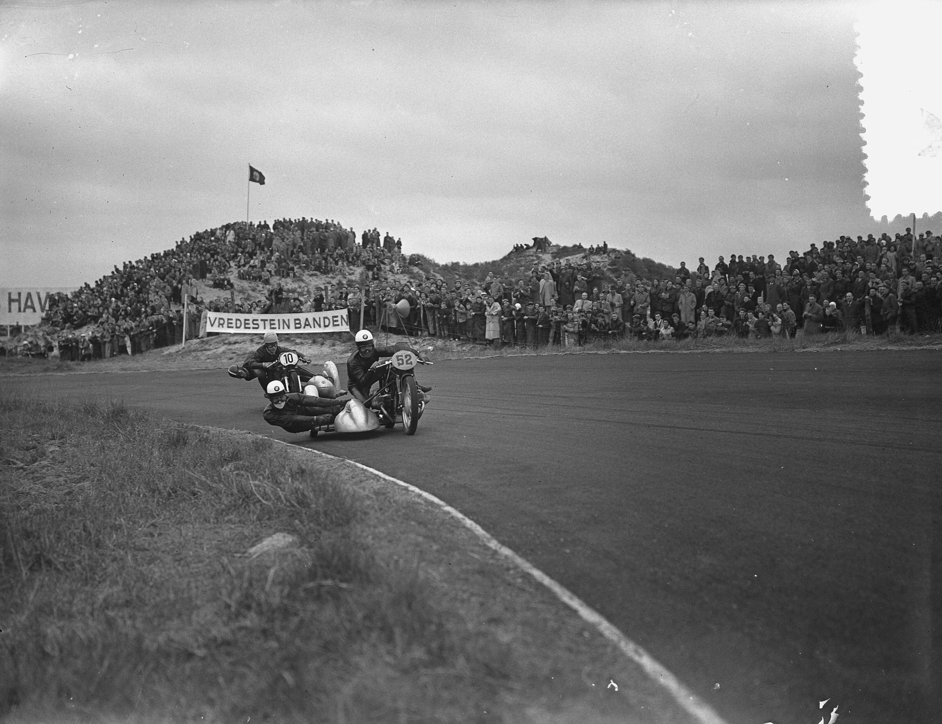 Motorraces Zandvoort — Motorraces op het circuit van Zandvoort. Zijspannen — Foto: Bilsen, Joop van / Anefo. Licentie: Set B: Rechtenvrij / Publiek Domein. Bron: Nationaal Archief. http://hdl.handle.net/10648/a9220446-d0b4-102d-bcf8-003048976d84