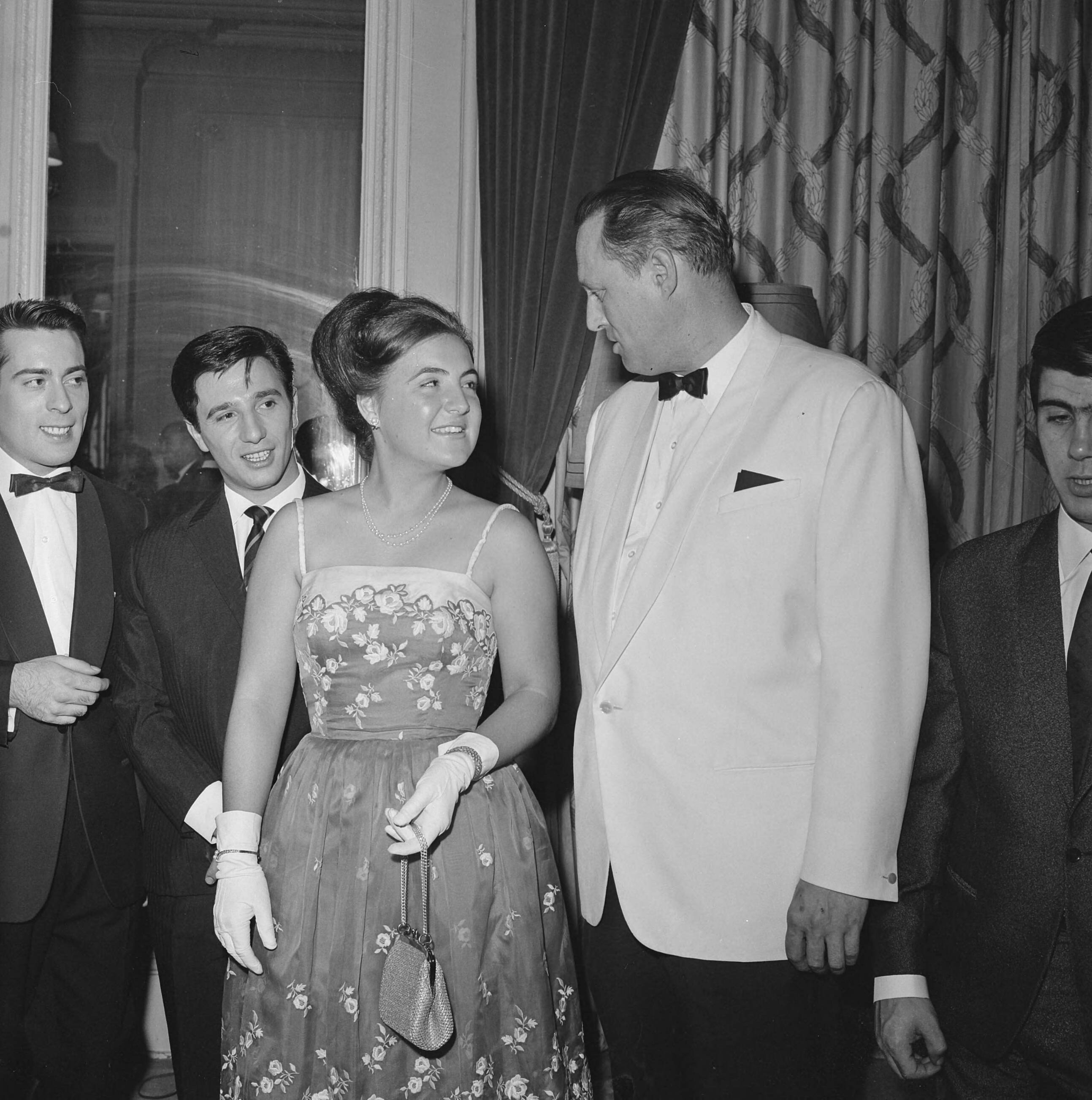 Grand Gala du Disque 1963 — Grand Gala du Disque Populair in het Kurhaus te Scheveningen. Prinses Margriet en Peter Schilperoort (Dutch Swing College Band) — Foto: Koch, Eric / Anefo. Licentie: Set B: Rechtenvrij / Publiek Domein. Bron: Nationaal Archief. http://hdl.handle.net/10648/aa4982c2-d0b4-102d-bcf8-003048976d84