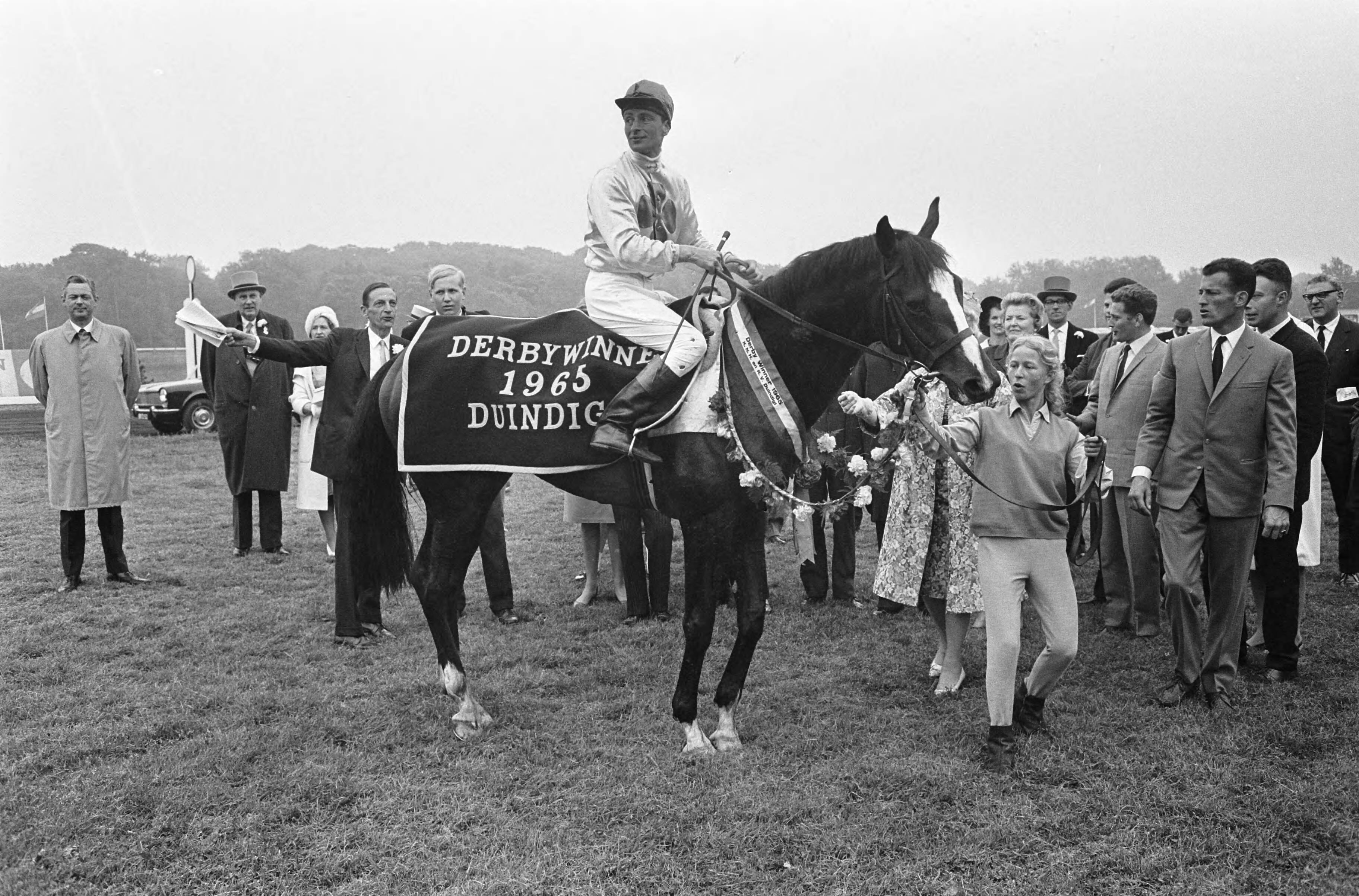 Fotocollectie Anefo — Derby op Duindigt, jockey Andries van Dijk op "Independent" na de huldiging — Foto: Koch, Eric / Anefo. Licentie: Set B: Rechtenvrij / Publiek Domein. Bron: Nationaal Archief. http://hdl.handle.net/10648/aaac0154-d0b4-102d-bcf8-003048976d84