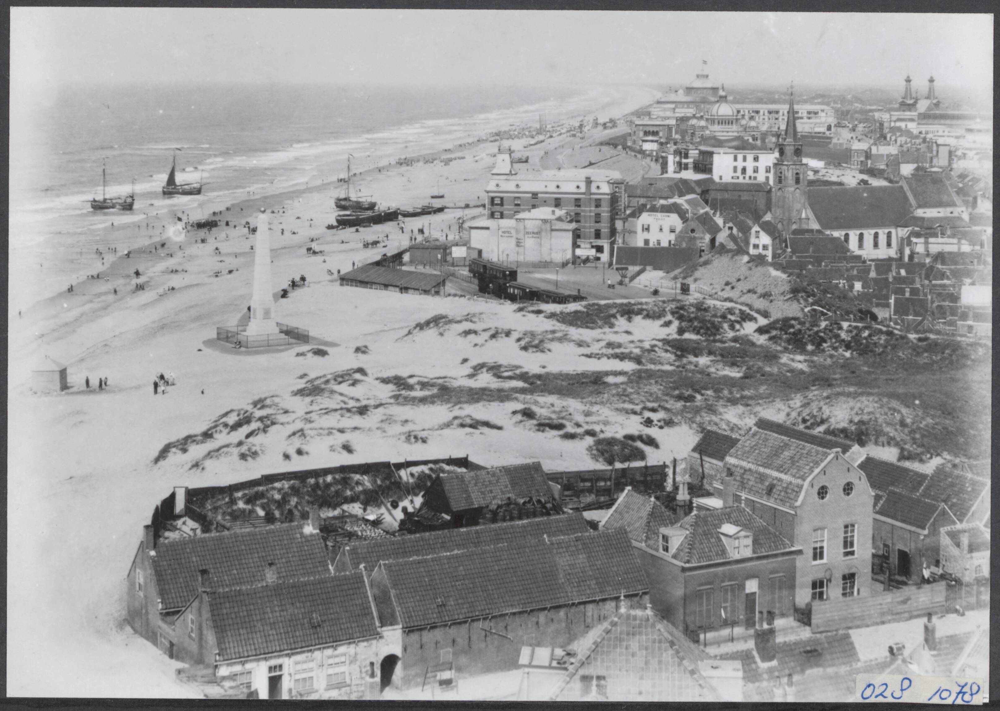 Fotocollectie Elsevier Binnenland — Scheveningen. Vogelvluchtopname vanaf de vuurtoren in Noordelijke richting; op de voorgrond de Vuurbaakstraat, daarachter de "Naald" en het station van het "Duinspoor"; het hoge gebouw met torentje is Hotel Zeerust, rechts daarvan de Oude Kerk en op de achtergrond de badplaats met Seinpost en Kurhaus als herkenbare punten — Foto: Onbekend / Publiek Domein of Rechtenvrij. Licentie: Set B: Rechtenvrij / Publiek Domein. Bron: Nationaal Archief. http://hdl.handle.net/10648/addfb46a-d0b4-102d-bcf8-003048976d84