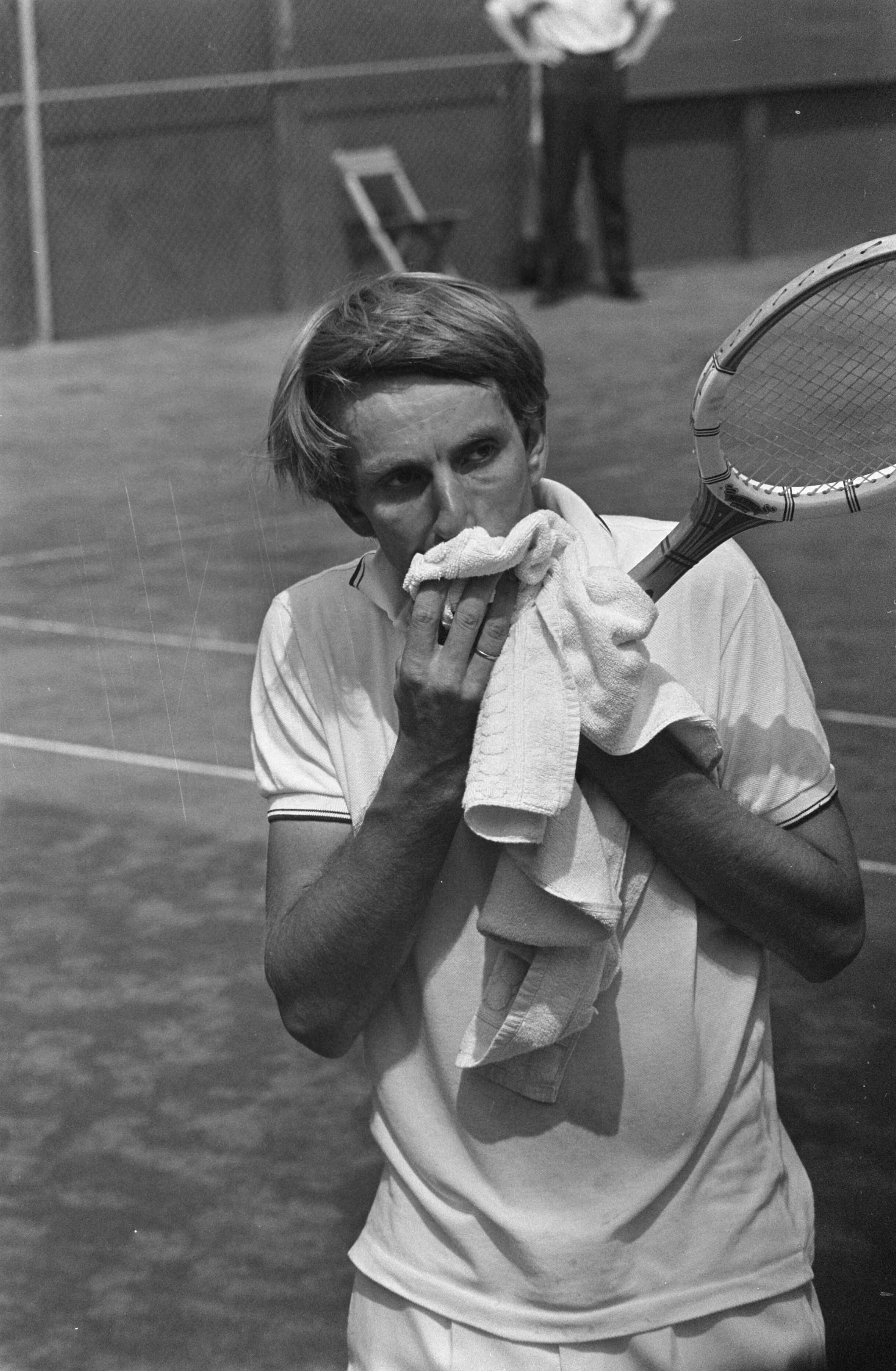 Fotocollectie Anefo — Nationale kampioenschappen, Scheveningen, vervolg 237490; nr. 25: E. Schneider met handdoek — Foto: Mieremet, Rob / Anefo. Licentie: Set B: Rechtenvrij / Publiek Domein. Bron: Nationaal Archief. http://hdl.handle.net/10648/aba0070e-d0b4-102d-bcf8-003048976d84