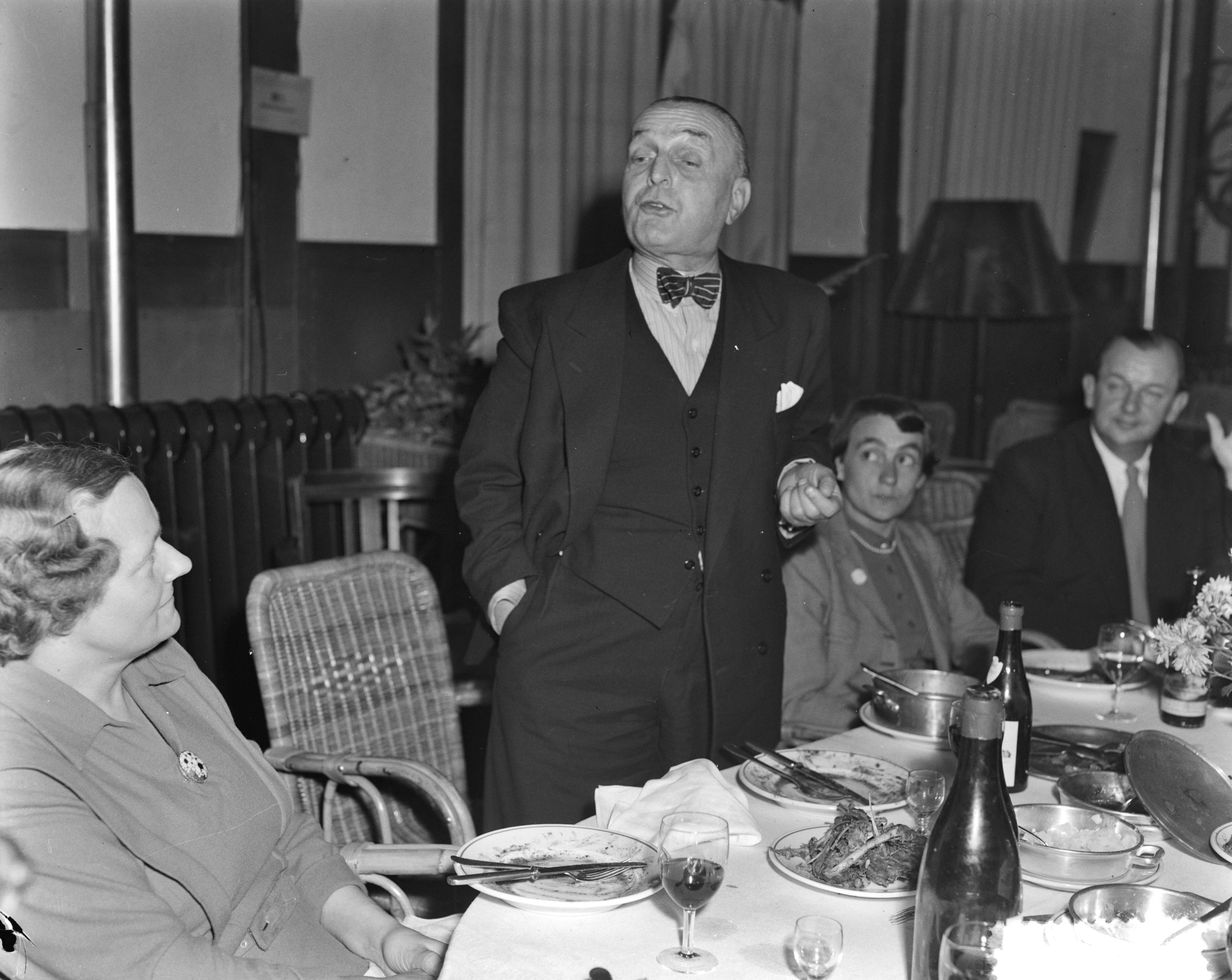 Fotocollectie Anefo — Jachtfeest 's-Graveland. Graaf van Limburg Stirum tijdens toespraak — Foto: Pot, Harry / Anefo. Licentie: Set B: Rechtenvrij / Publiek Domein. Bron: Nationaal Archief. http://hdl.handle.net/10648/a8f09b90-d0b4-102d-bcf8-003048976d84