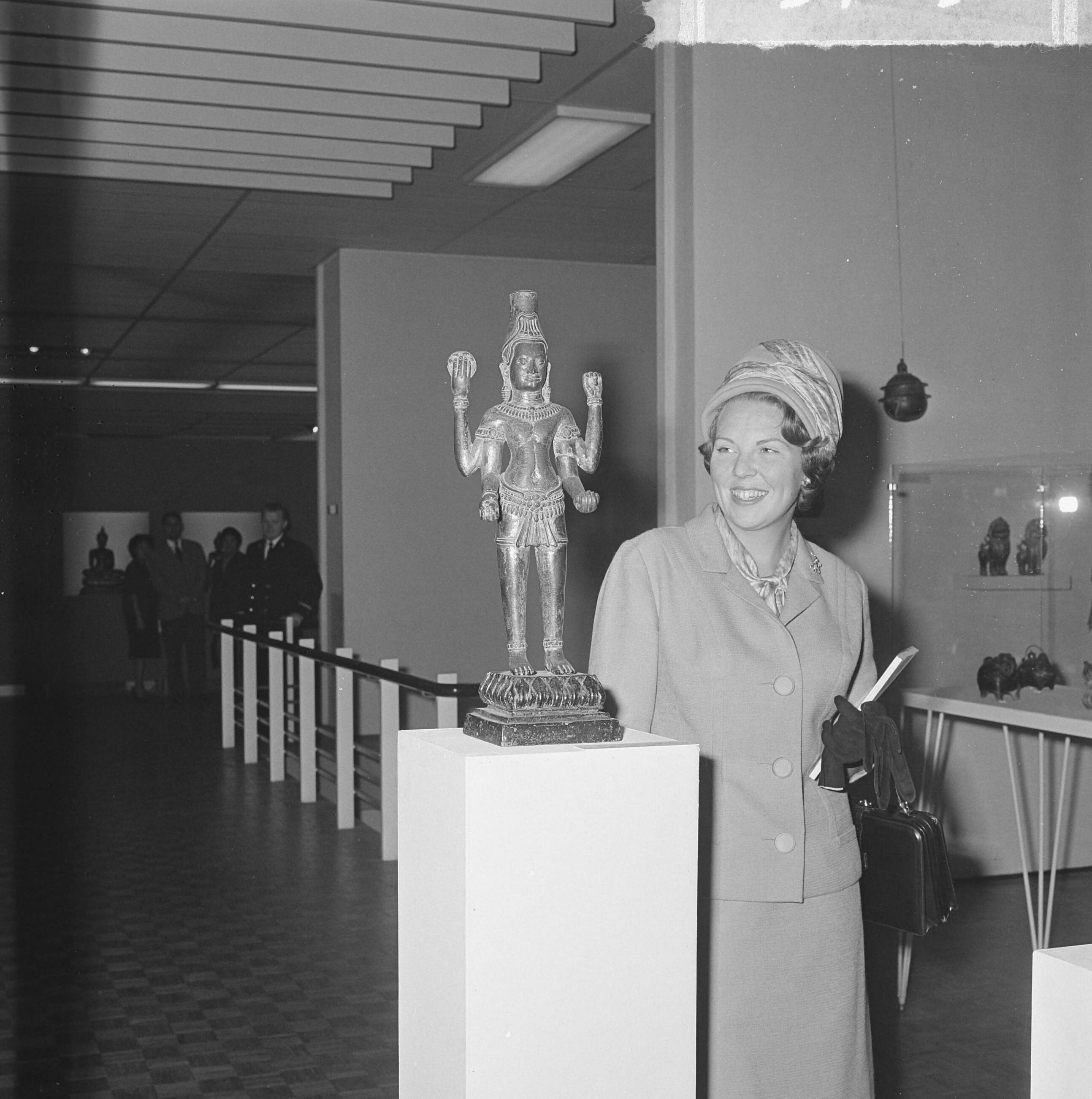 Fotocollectie Anefo — Prinses Beatrix bracht bezoek aan tentoonstelling "Kunst uit Thailand" in het Gemeentemuseum Den Haag Prinses Beatrix bekijkt een beeld — Foto: Koch, Eric / Anefo. Licentie: Set B: Rechtenvrij / Publiek Domein. Bron: Nationaal Archief. http://hdl.handle.net/10648/aa4cb636-d0b4-102d-bcf8-003048976d84