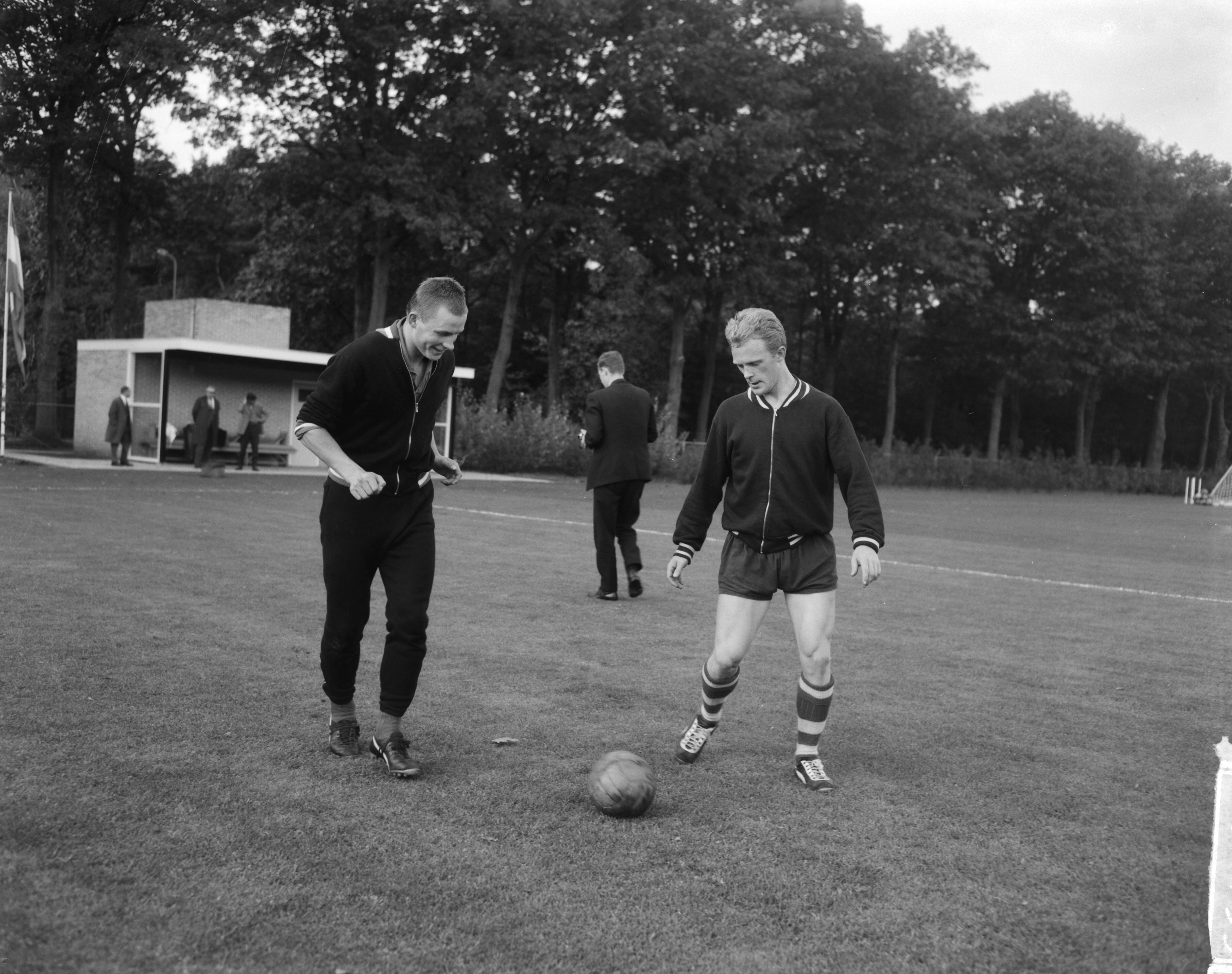 Fotocollectie Anefo — Training Nederlands Elftal te Zeist. De beide nieuwelingen links Henk Vriens (Willem II) rechts Henk Tijm (Ajax) — Foto: Bilsen, Joop van / Anefo. Licentie: Set B: Rechtenvrij / Publiek Domein. Bron: Nationaal Archief. http://hdl.handle.net/10648/aa4901f8-d0b4-102d-bcf8-003048976d84