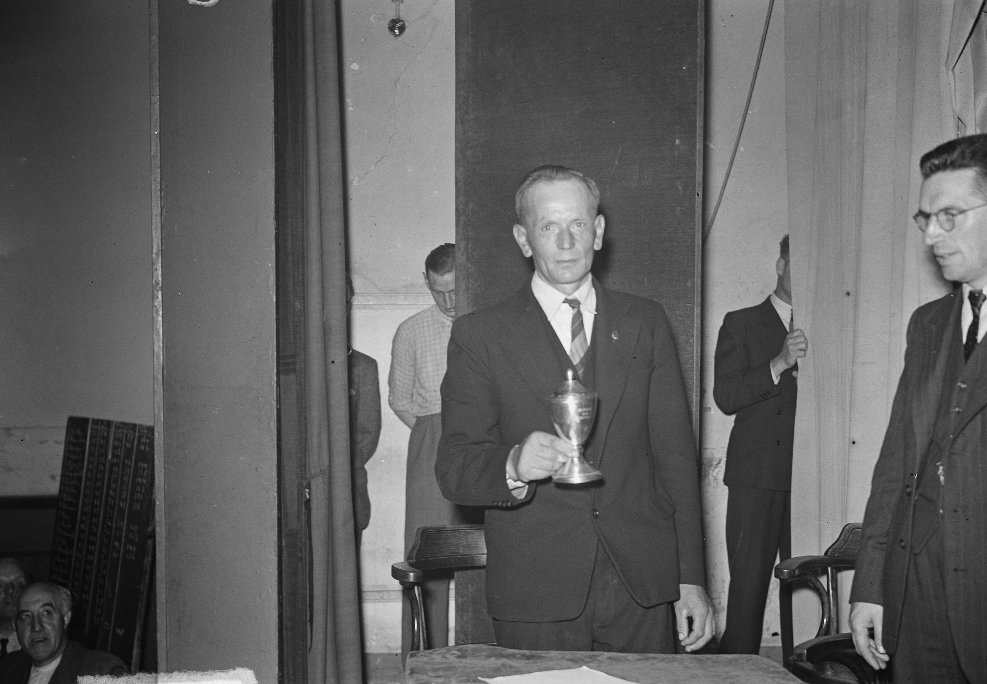 Fotocollectie Anefo — Kolfwedstrijden te Koog aan de Zaan kampioen — Foto: Oorschot, […] van / Anefo. Licentie: Set B: Rechtenvrij / Publiek Domein. Bron: Nationaal Archief. http://hdl.handle.net/10648/a8ce27b8-d0b4-102d-bcf8-003048976d84