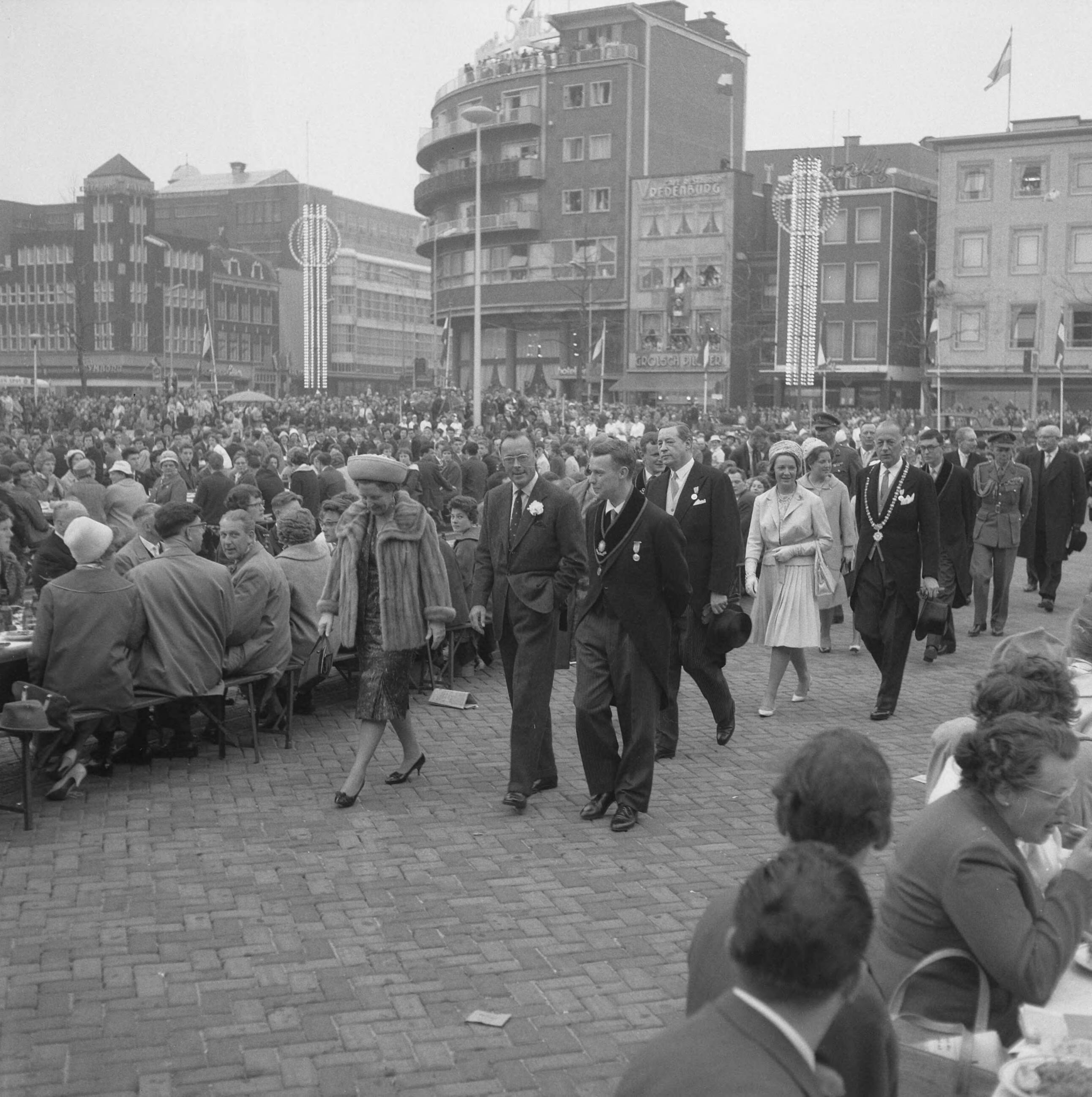 Koninklijk bezoek aan Utrecht (1962) — Koninklijk bezoek aan Utrecht — Foto: Merk, Ben / Anefo. Licentie: Set B: Rechtenvrij / Publiek Domein. Bron: Nationaal Archief. http://hdl.handle.net/10648/aa06a65a-d0b4-102d-bcf8-003048976d84