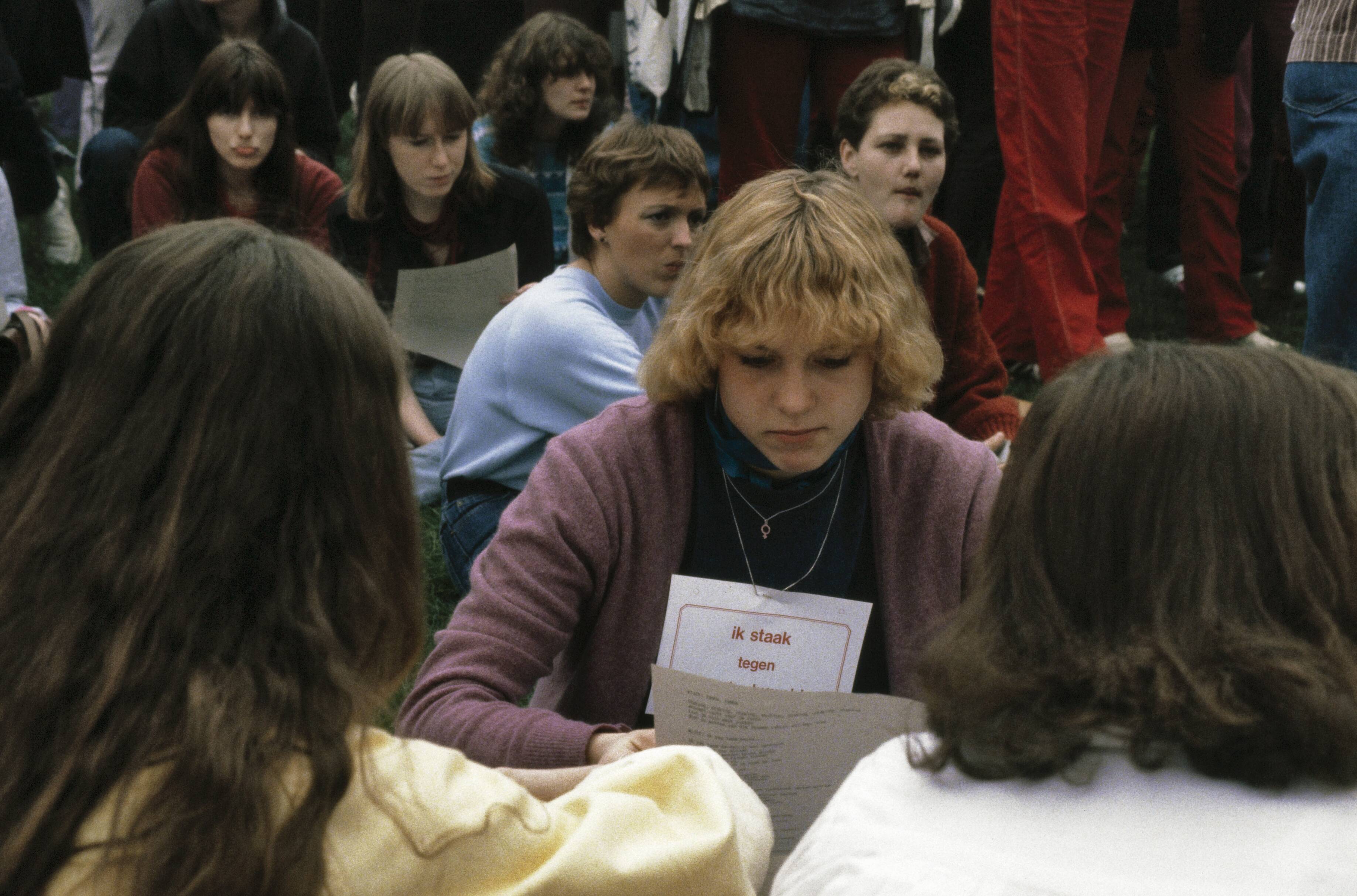 Fotocollectie Anefo — Landelijke vrouwenstakingsdag ( Den Haag ); nr. 6a , 7a: kind met stakingsbord tussen vrouwen — Foto: Dijk, Hans van / Anefo. Licentie: Set B: Rechtenvrij / Publiek Domein. Bron: Nationaal Archief. http://hdl.handle.net/10648/ad8a5ef2-d0b4-102d-bcf8-003048976d84