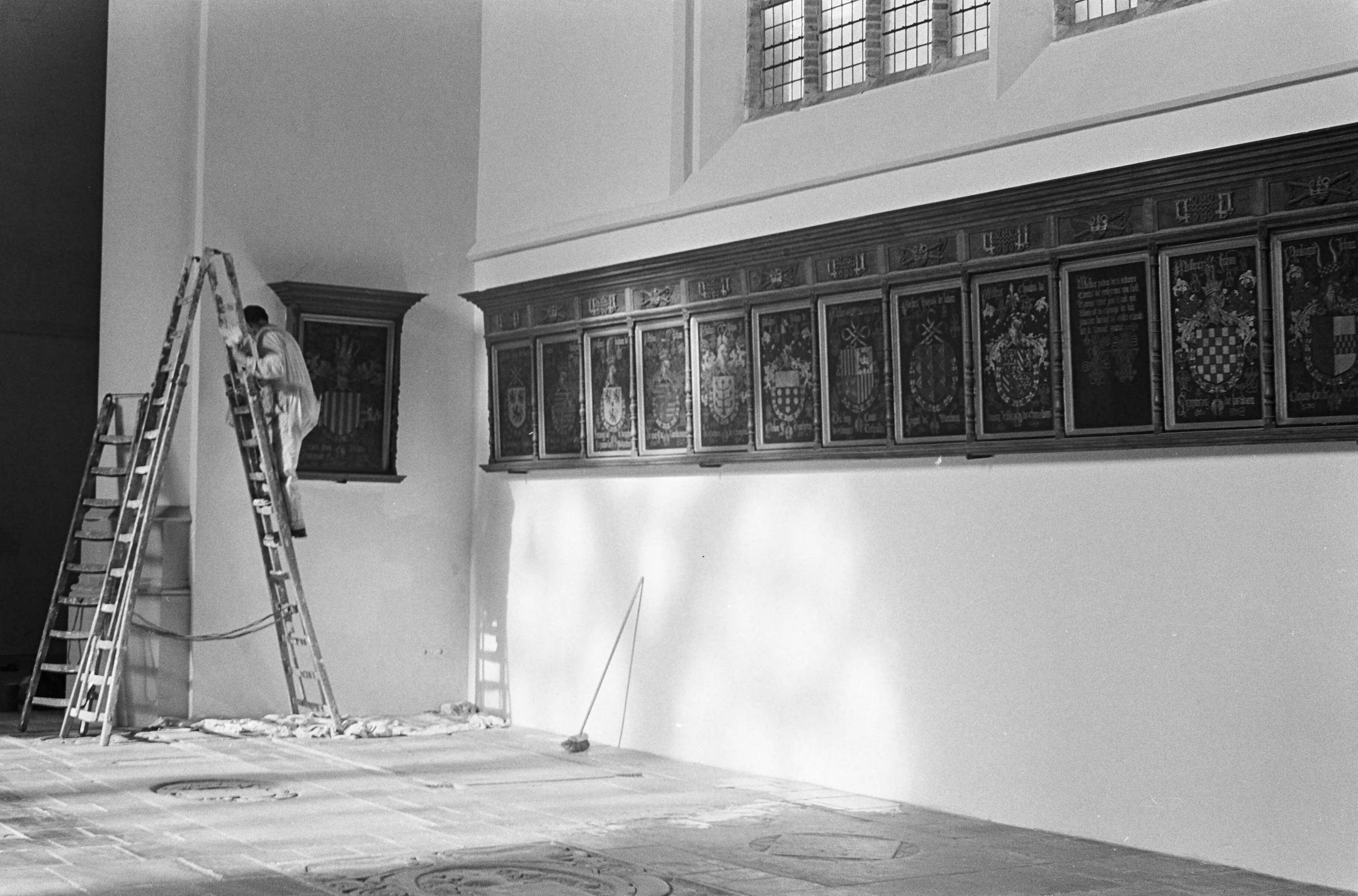 Restauratie van de Grote of St. Jacobskerk te Den Haag in verband met huwelijk van prinses Margriet met mr. Pieter van Vollenhoven — Den Haag. Interieur Grote of St. Jacobskerk. De wapenborden van de ridders van het Gulden Vlies — Foto: Fotograaf Onbekend / Anefo. Licentie: Set B: Rechtenvrij / Publiek Domein. Bron: Nationaal Archief. http://hdl.handle.net/10648/ab029280-d0b4-102d-bcf8-003048976d84