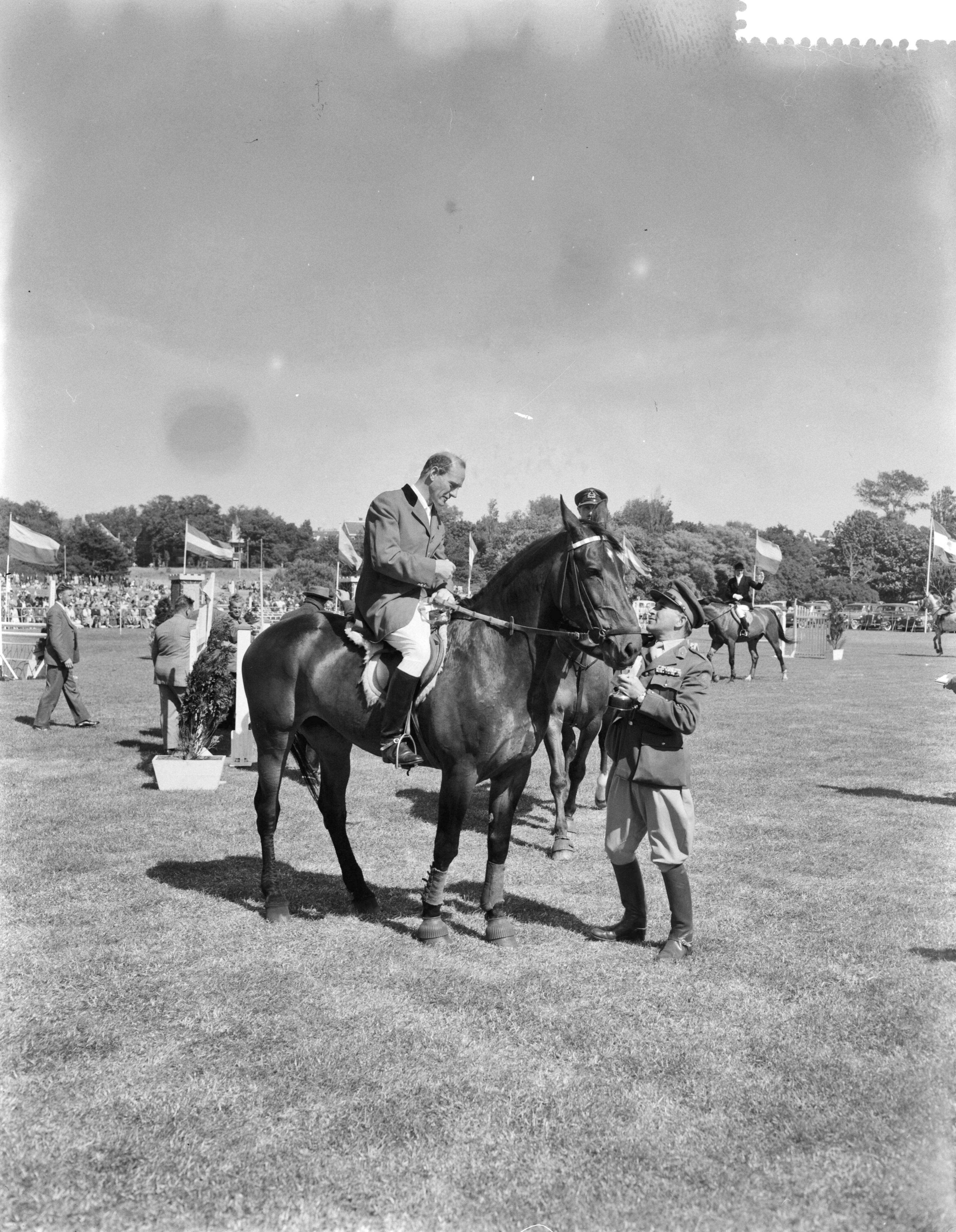 Fotocollectie Anefo — Selectiespringconcours voor het kampioenschap van Nederland in Den Haag — Foto: Behrens, Herbert F. / Anefo. Licentie: Set B: Rechtenvrij / Publiek Domein. Bron: Nationaal Archief. http://hdl.handle.net/10648/a99677ea-d0b4-102d-bcf8-003048976d84