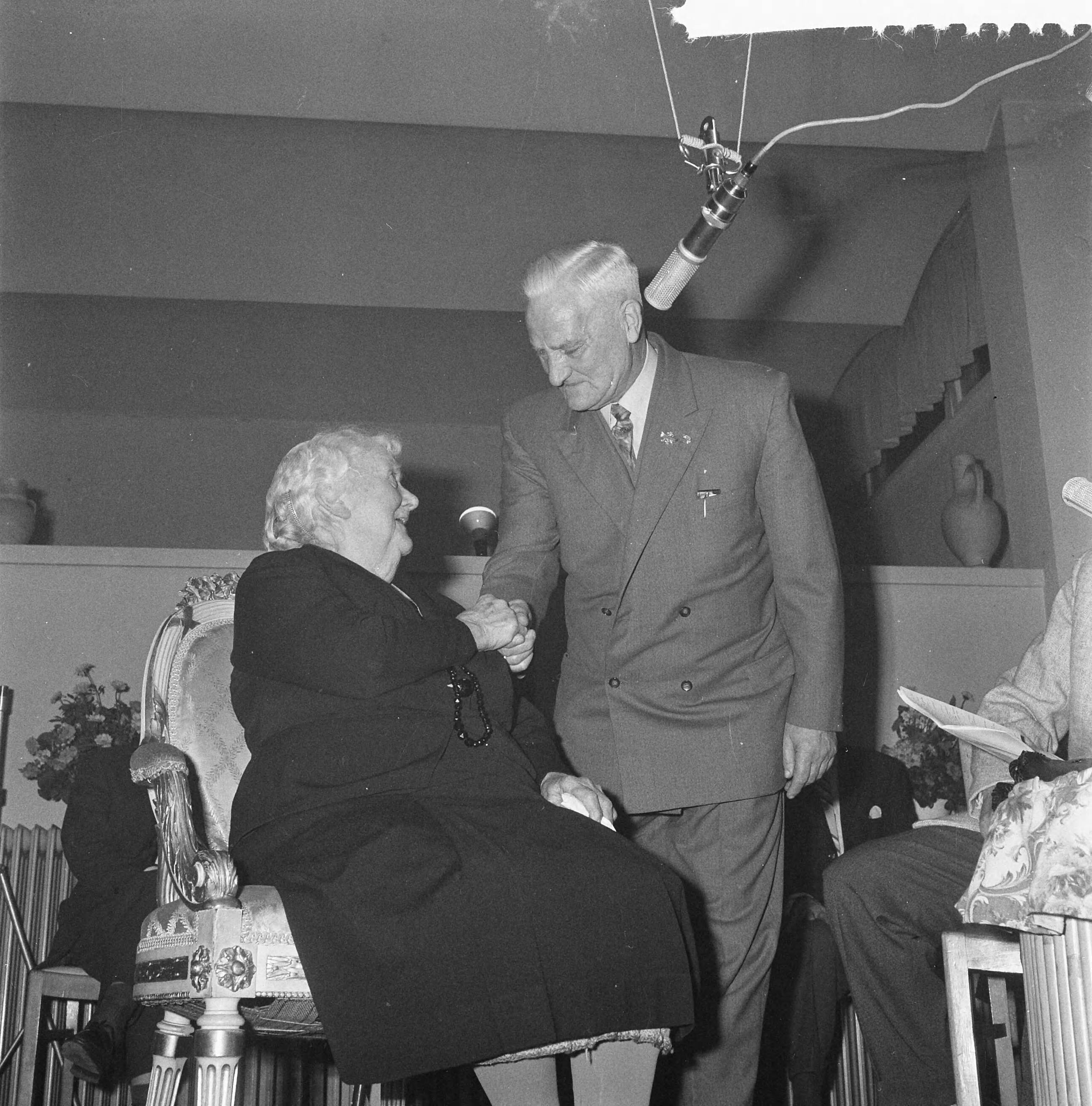 Fotocollectie Anefo — VARA-radioprogramma "Dit is uw Leven". mevrouw H. ter Hall-Köhler, met Jan Jonkman, kapelmeester oud-bemanningslid van de reddingsboot "Dorus Rijkers" — Foto: Nijs, Jac. de / Anefo. Licentie: Set B: Rechtenvrij / Publiek Domein. Bron: Nationaal Archief. http://hdl.handle.net/10648/a9f7e840-d0b4-102d-bcf8-003048976d84