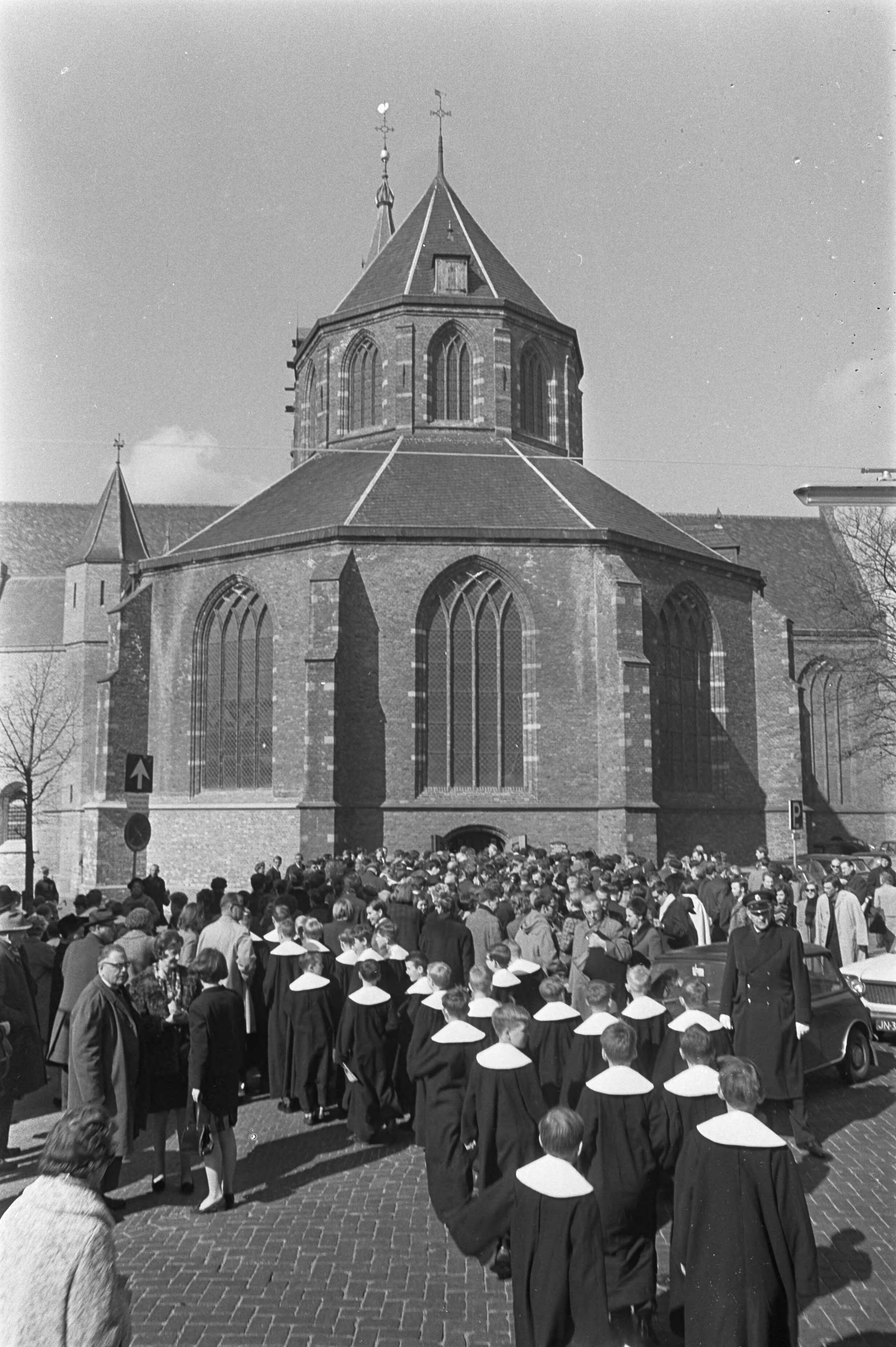 Fotocollectie Anefo — Uitvoering Mattheus Passion in Grote Kerk in Naarden. Drukte bij Grote Kerk — Foto: Nijs, Jac. de / Anefo. Licentie: Set B: Rechtenvrij / Publiek Domein. Bron: Nationaal Archief. http://hdl.handle.net/10648/ab3ccf0e-d0b4-102d-bcf8-003048976d84