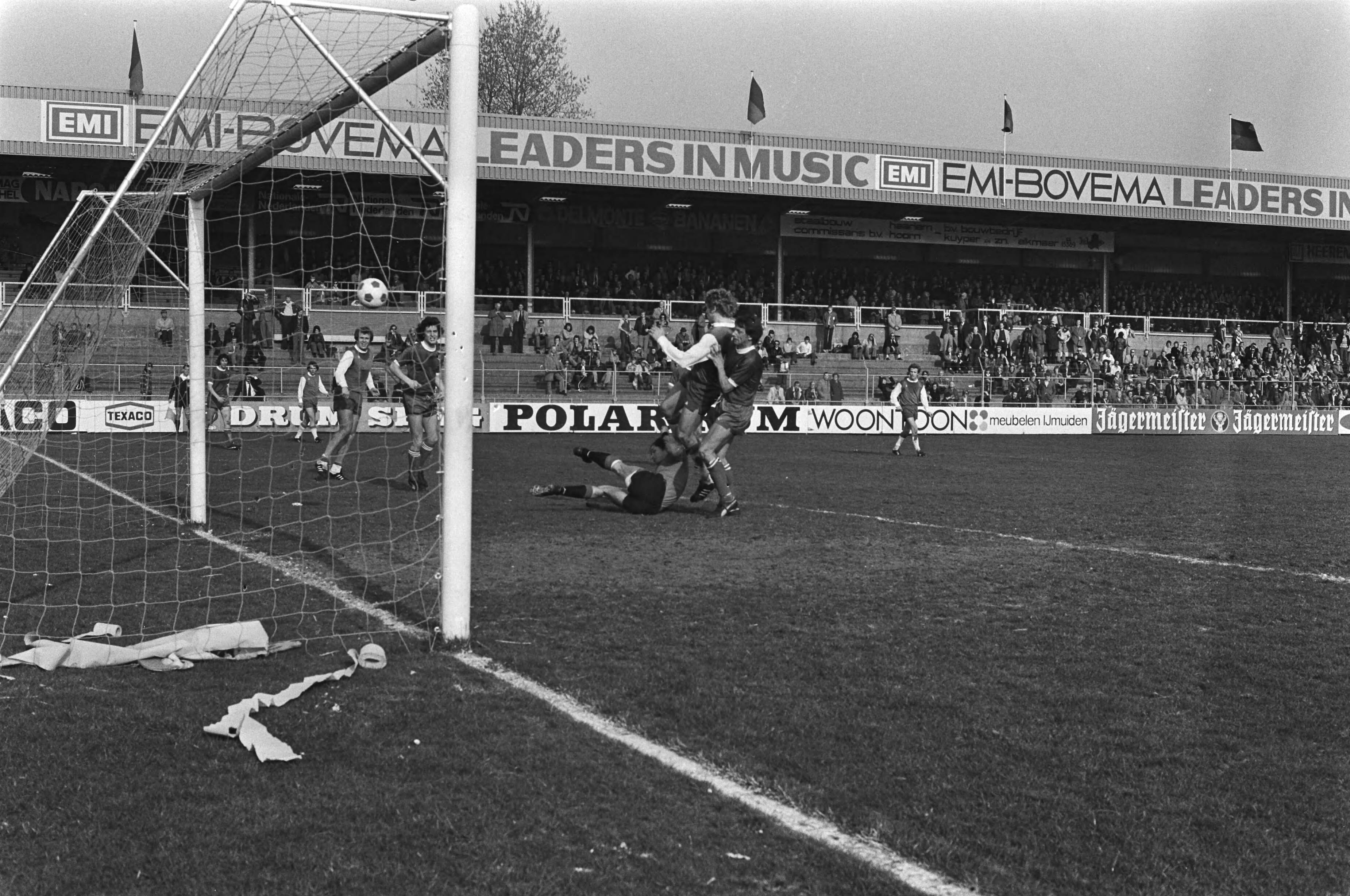 Voetbalwedstrijd HFC Haarlem - Feyenoord: 0-3 — Jansen scoort, De Vries houdt hem vast en keeper Van Dortmundt ligt op de grond — Foto: Peters, Hans / Anefo. Licentie: Set B: Rechtenvrij / Publiek Domein. Bron: Nationaal Archief. http://hdl.handle.net/10648/ac97e370-d0b4-102d-bcf8-003048976d84