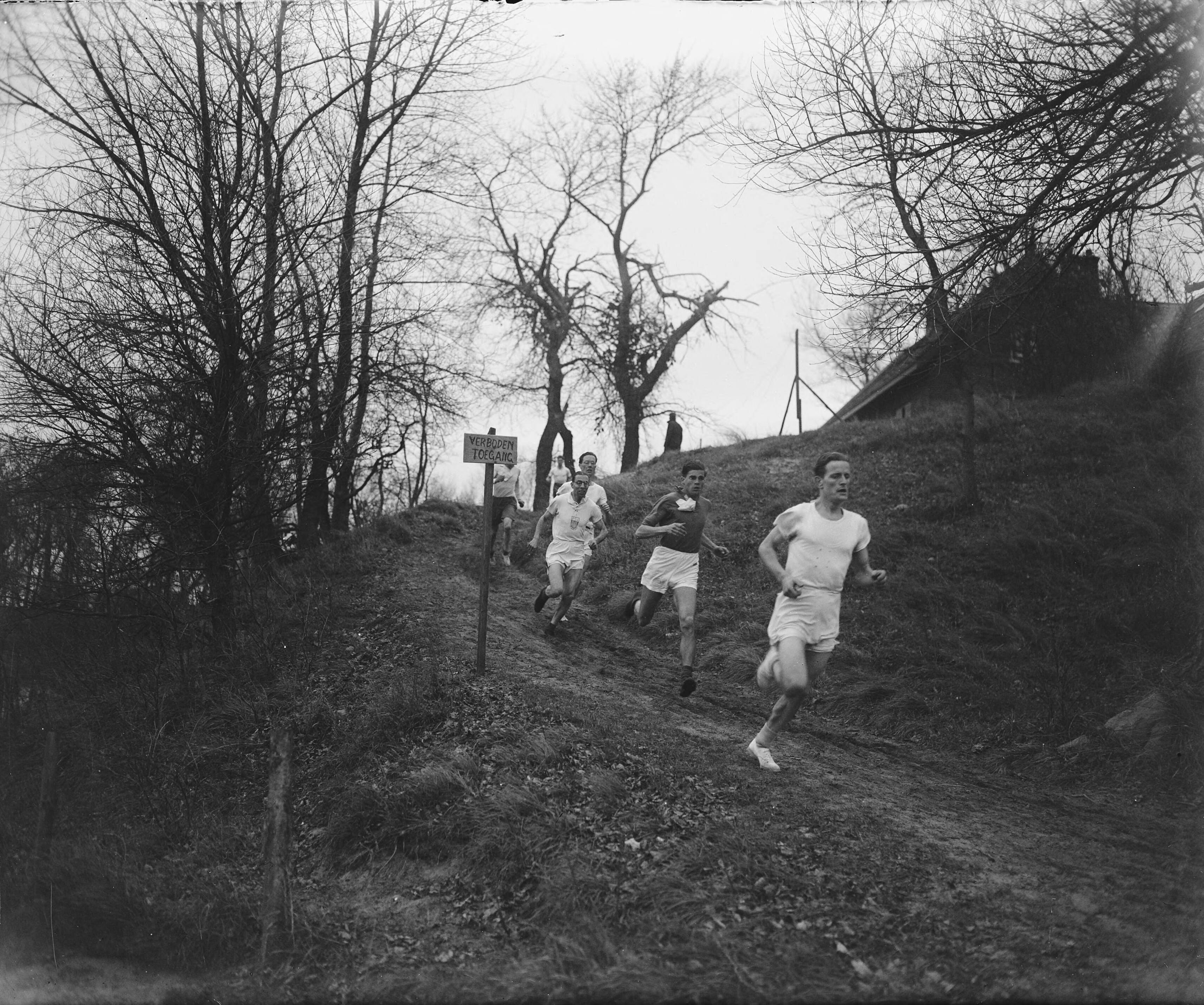 Fotocollectie Anefo — Brouwerskolk-veldloop te Overveen. Groep lopers waaronder de winnaar — Foto: Wisman, Bram / Anefo. Licentie: Set B: Rechtenvrij / Publiek Domein. Bron: Nationaal Archief. http://hdl.handle.net/10648/a8a3372e-d0b4-102d-bcf8-003048976d84