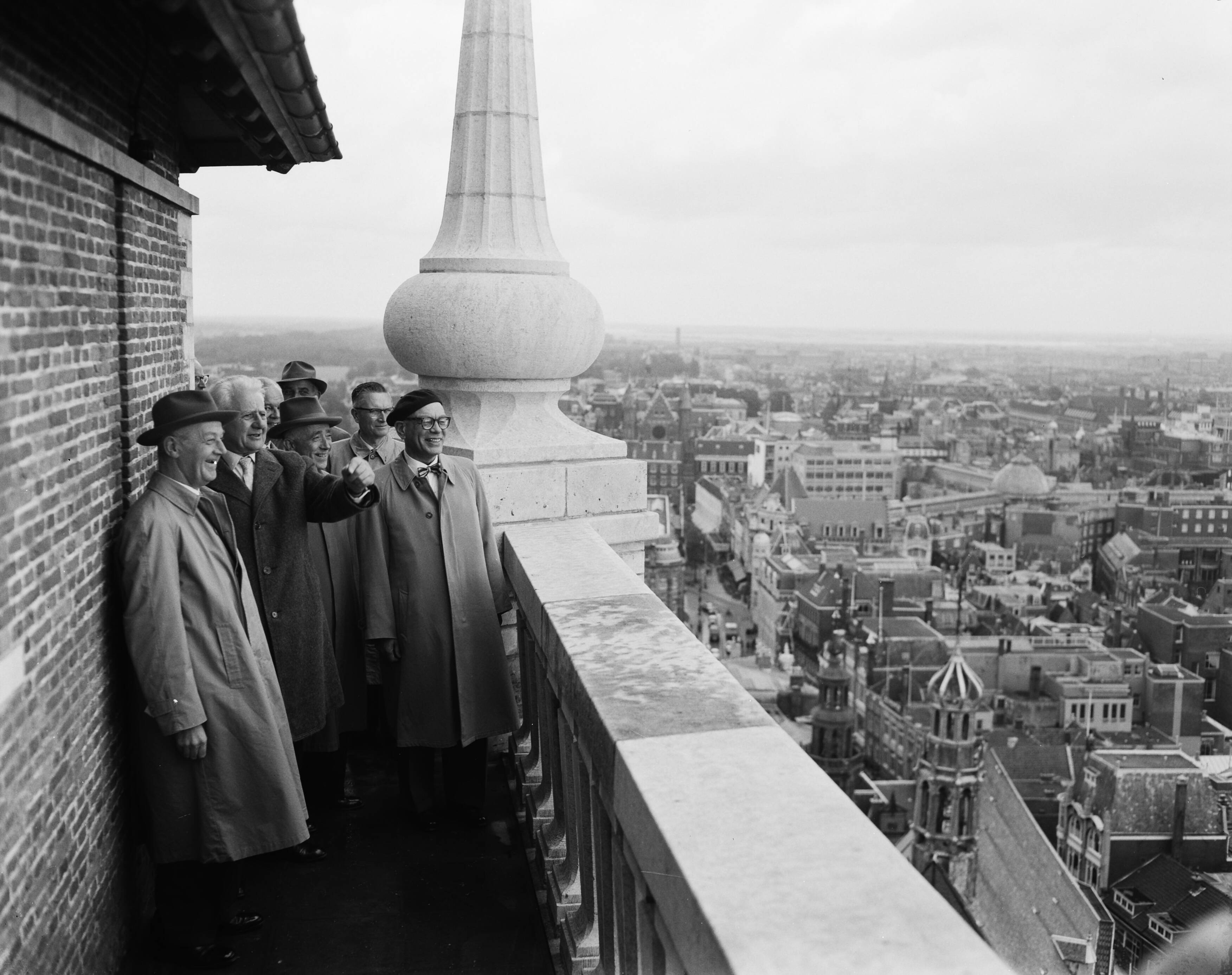 Fotocollectie Anefo — Burgemeester H.A.M.T. Kolfschoten opent nieuwe spits van Grote Kerk in Den Haag — Foto: Behrens, Herbert F. / Anefo. Licentie: Set B: Rechtenvrij / Publiek Domein. Bron: Nationaal Archief. http://hdl.handle.net/10648/a969d8ac-d0b4-102d-bcf8-003048976d84