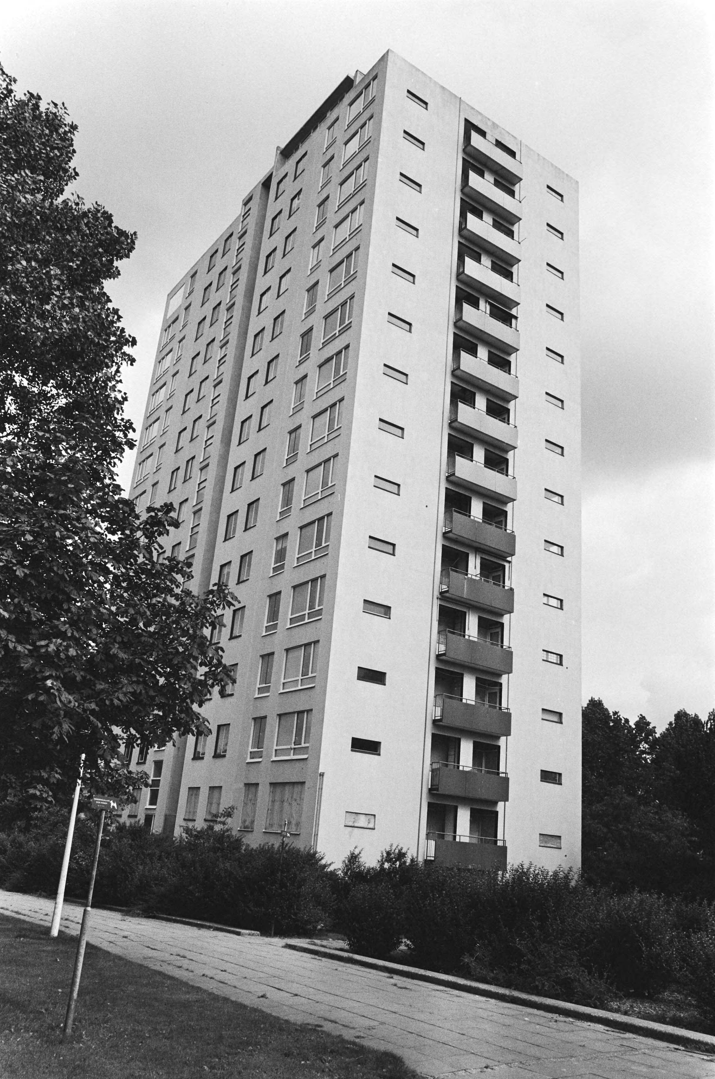 Fotocollectie Anefo — Deze week wordt bekend gemaakt wat met flatgebouwen Morgenstond in Den Haag gaat gebeuren; flatgebouw — Foto: Bogaerts, Rob / Anefo. Licentie: Set B: Rechtenvrij / Publiek Domein. Bron: Nationaal Archief. http://hdl.handle.net/10648/ad4a6cc0-d0b4-102d-bcf8-003048976d84