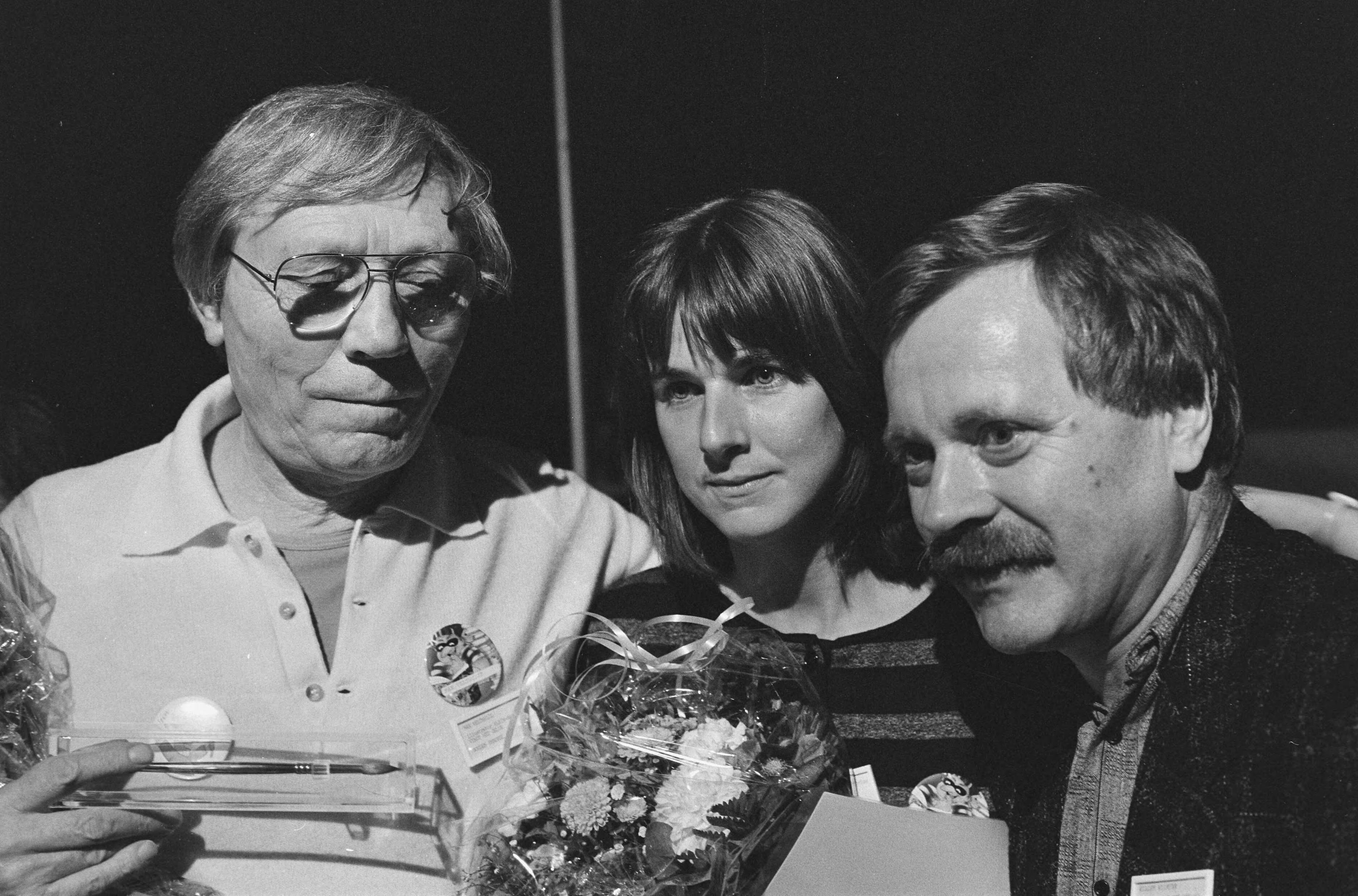 Fotocollectie Anefo — Uitreiking Kinderboekenprijzen in Scheveningen; vlnr: M. Velthuys (gouden penseel), J. van Leeuwen (gouden griffel en zilveren penseel) en W. Wilmink (goud. — Foto: Gerrits, Roland / Anefo. Licentie: Set B: Rechtenvrij / Publiek Domein. Bron: Nationaal Archief. http://hdl.handle.net/10648/ad5859fc-d0b4-102d-bcf8-003048976d84