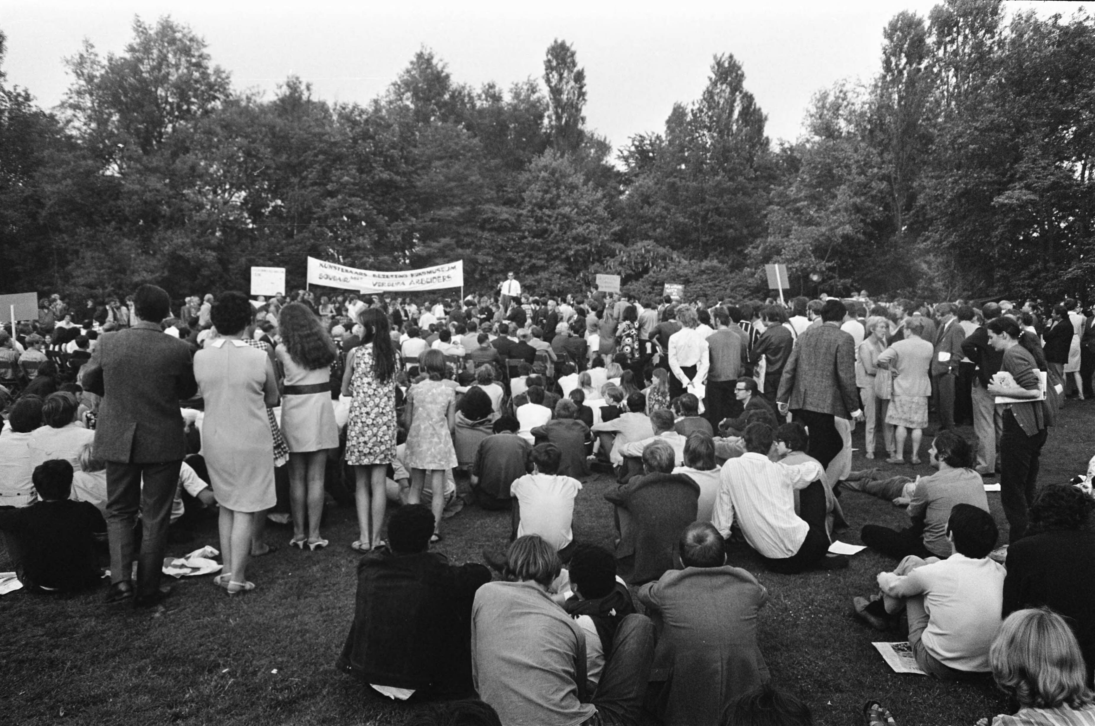 Fotocollectie Anefo — Demonstratie tegen sluiting Verblifa te Krommenie demonstranten met spandoeken — Foto: Evers, Joost / Anefo. Licentie: Set B: Rechtenvrij / Publiek Domein. Bron: Nationaal Archief. http://hdl.handle.net/10648/ab6e4606-d0b4-102d-bcf8-003048976d84