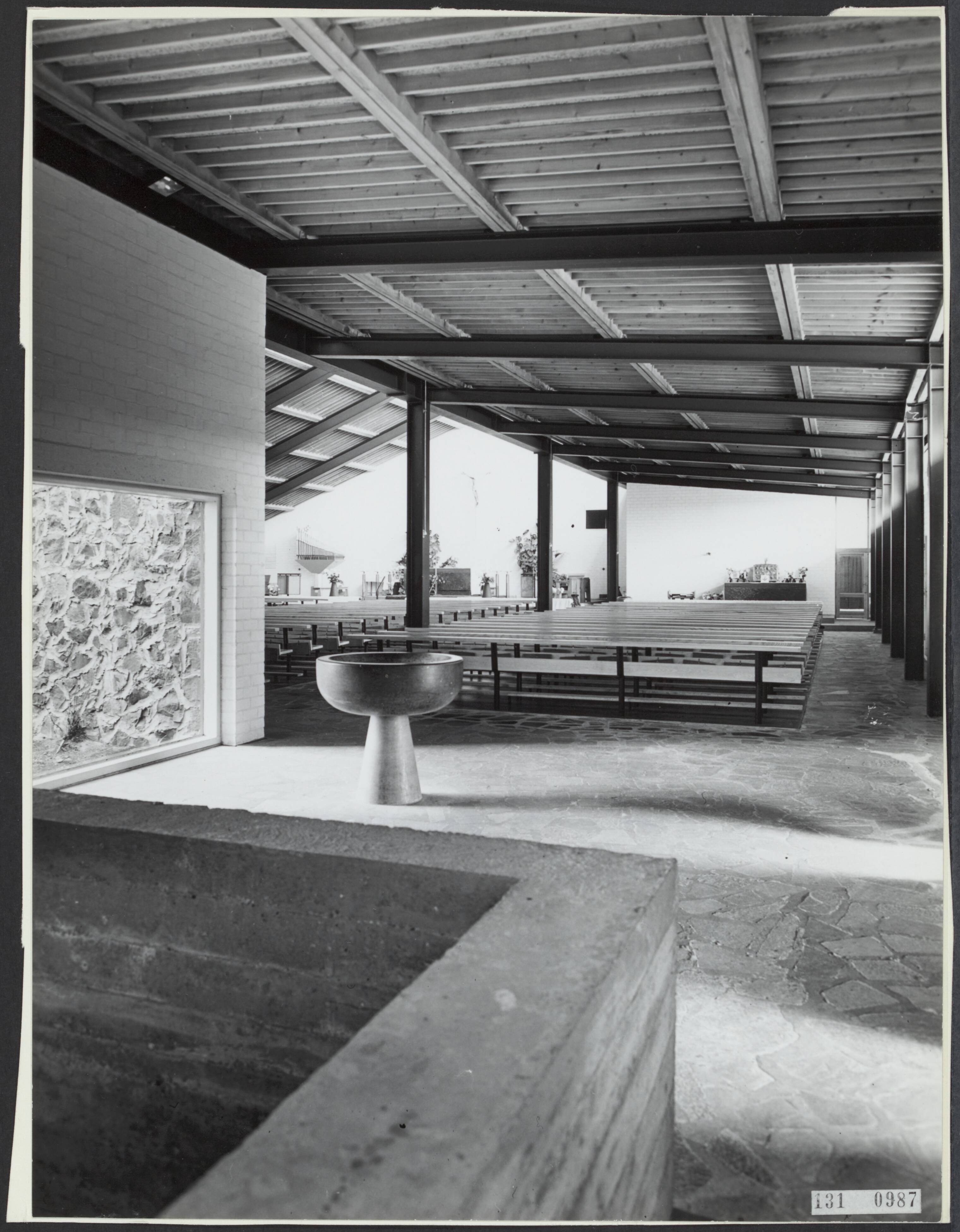 Fotocollectie Rijksvoorlichtingsdienst Eigen — Haarlem, Pastoor van Arskerk aan de Kromhoutlaan. Interieur met doopvont — Foto: Publicam / Hartemink, Piet. Licentie: Set B: Rechtenvrij / Publiek Domein. Bron: Nationaal Archief. http://hdl.handle.net/10648/af511910-d0b4-102d-bcf8-003048976d84