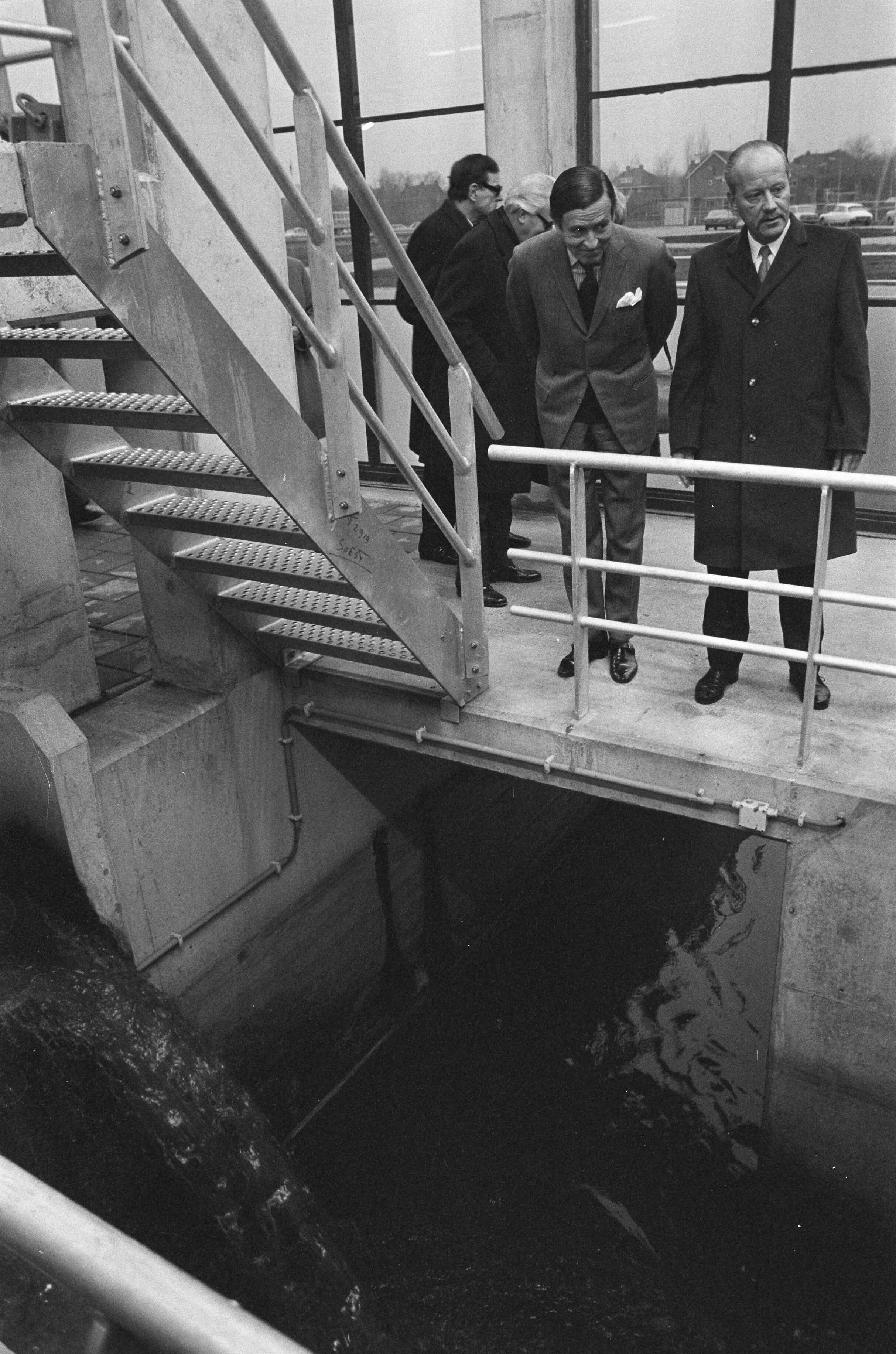 Prins Claus stelt de nieuwe rioolwaterzuiveringsinstallatie van de gemeenten Soest en Baarn in gebruik — De prins werpt een blik op de installatie — Foto: Fotograaf Onbekend / Anefo. Licentie: Set B: Rechtenvrij / Publiek Domein. Bron: Nationaal Archief. http://hdl.handle.net/10648/ac3e4b08-d0b4-102d-bcf8-003048976d84