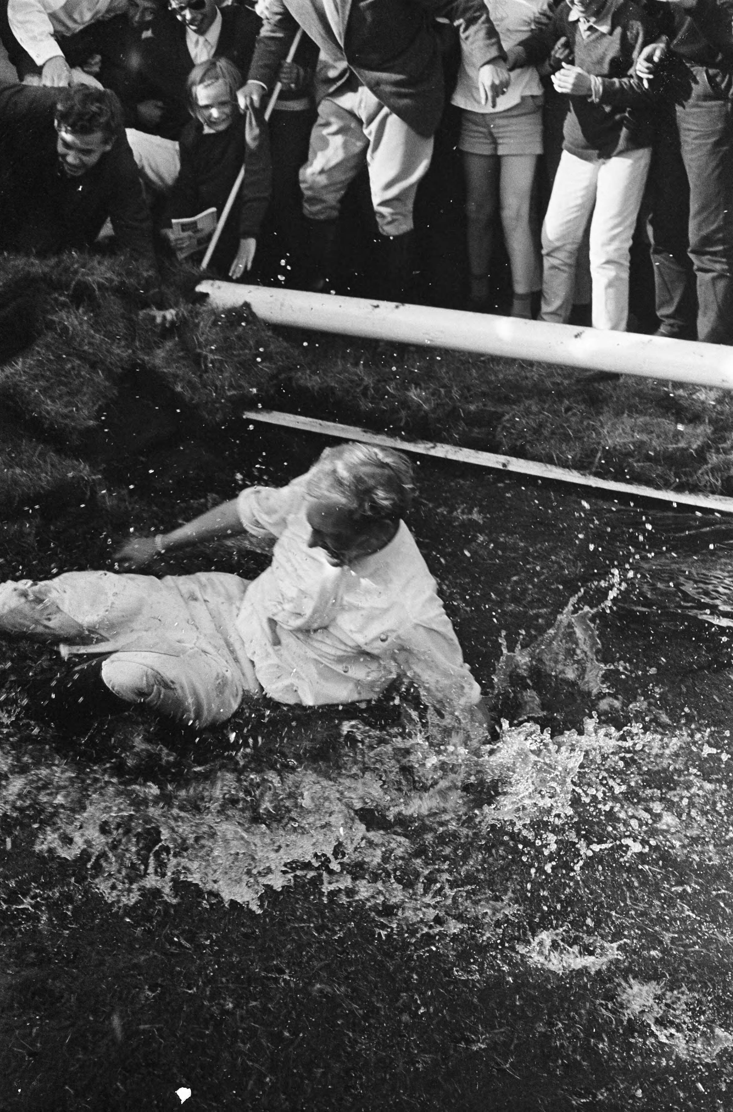 Fotocollectie Anefo — Nederlands kampioenschap springen te Blaricum, kampioen Jan Maathuis wordt, volgens traditie, in modderbad van sloot geworpen — Foto: Kroon, Ron / Anefo. Licentie: Set B: Rechtenvrij / Publiek Domein. Bron: Nationaal Archief. http://hdl.handle.net/10648/aab4d89c-d0b4-102d-bcf8-003048976d84