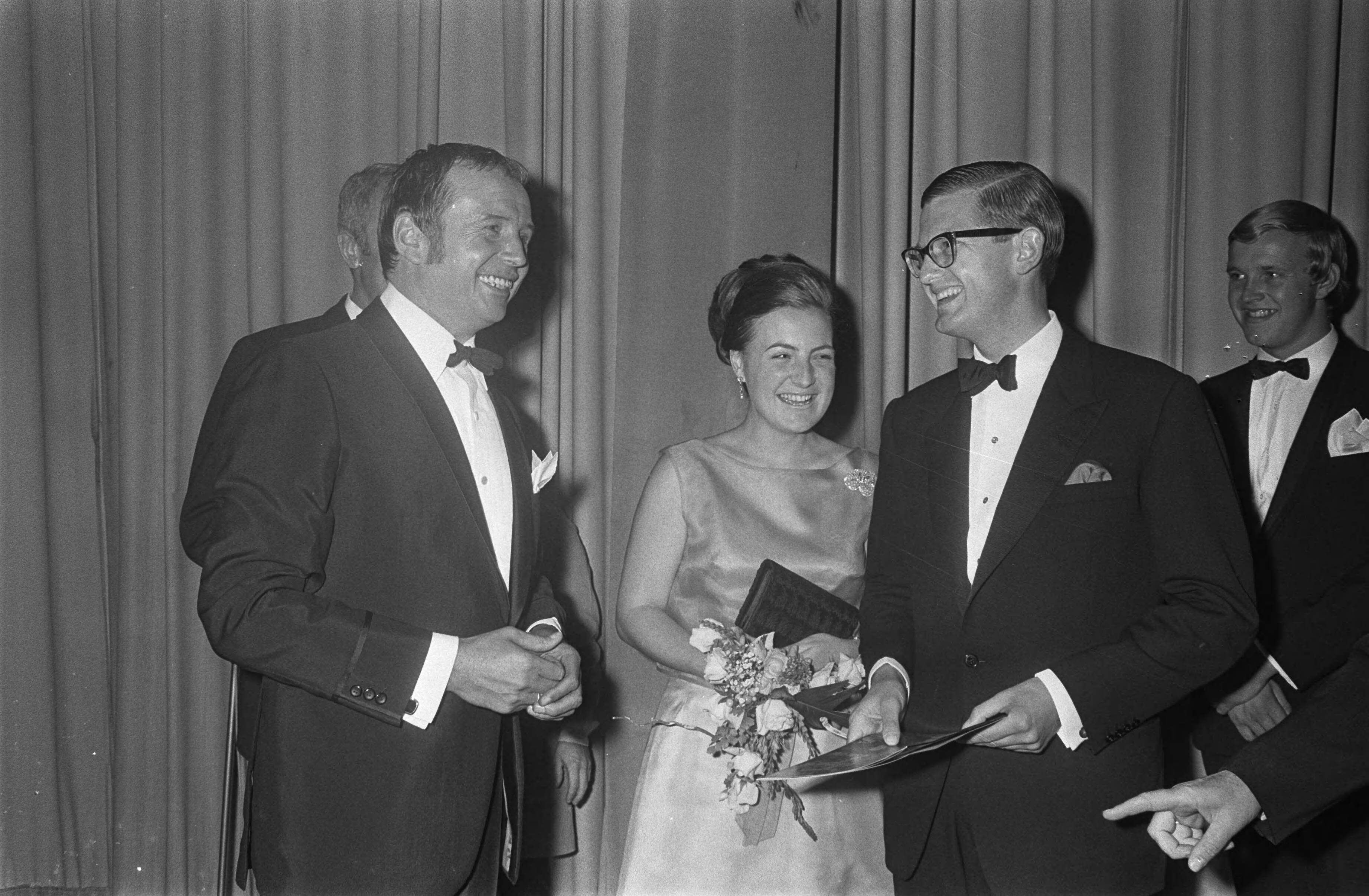Gala première Toon Hermans te Maastricht — Voor de aanvang is Toon Hermans in gesprek met Prinses Margriet en Pieter van Vollenhoven — Foto: Fotograaf Onbekend / Anefo. Licentie: Set B: Rechtenvrij / Publiek Domein. Bron: Nationaal Archief. http://hdl.handle.net/10648/ab49da6e-d0b4-102d-bcf8-003048976d84